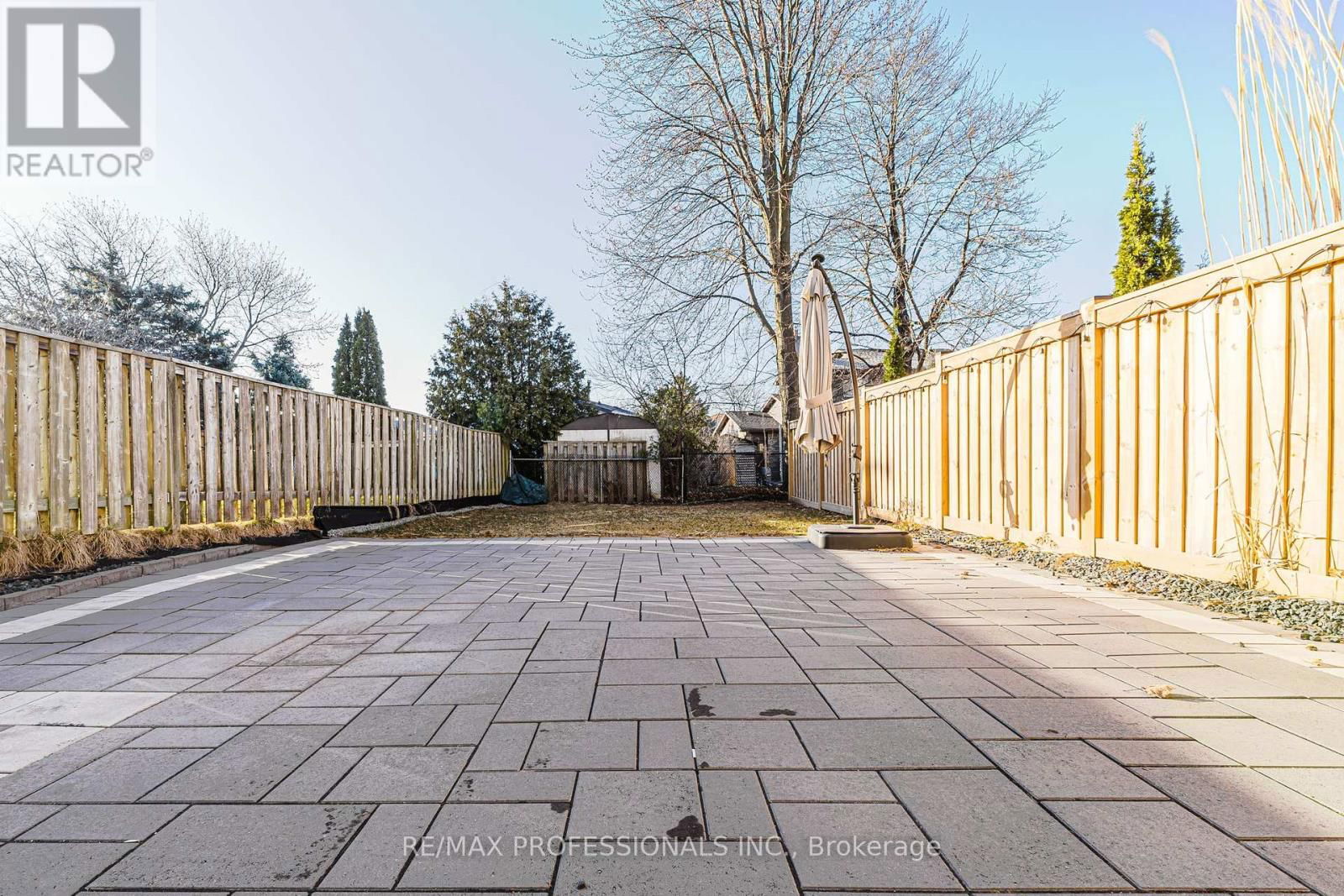 2416 MALCOLM CRESCENT Image 28