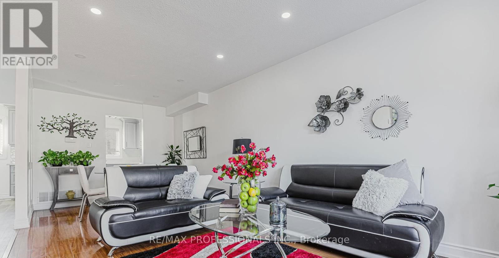 2416 MALCOLM CRESCENT Image 3