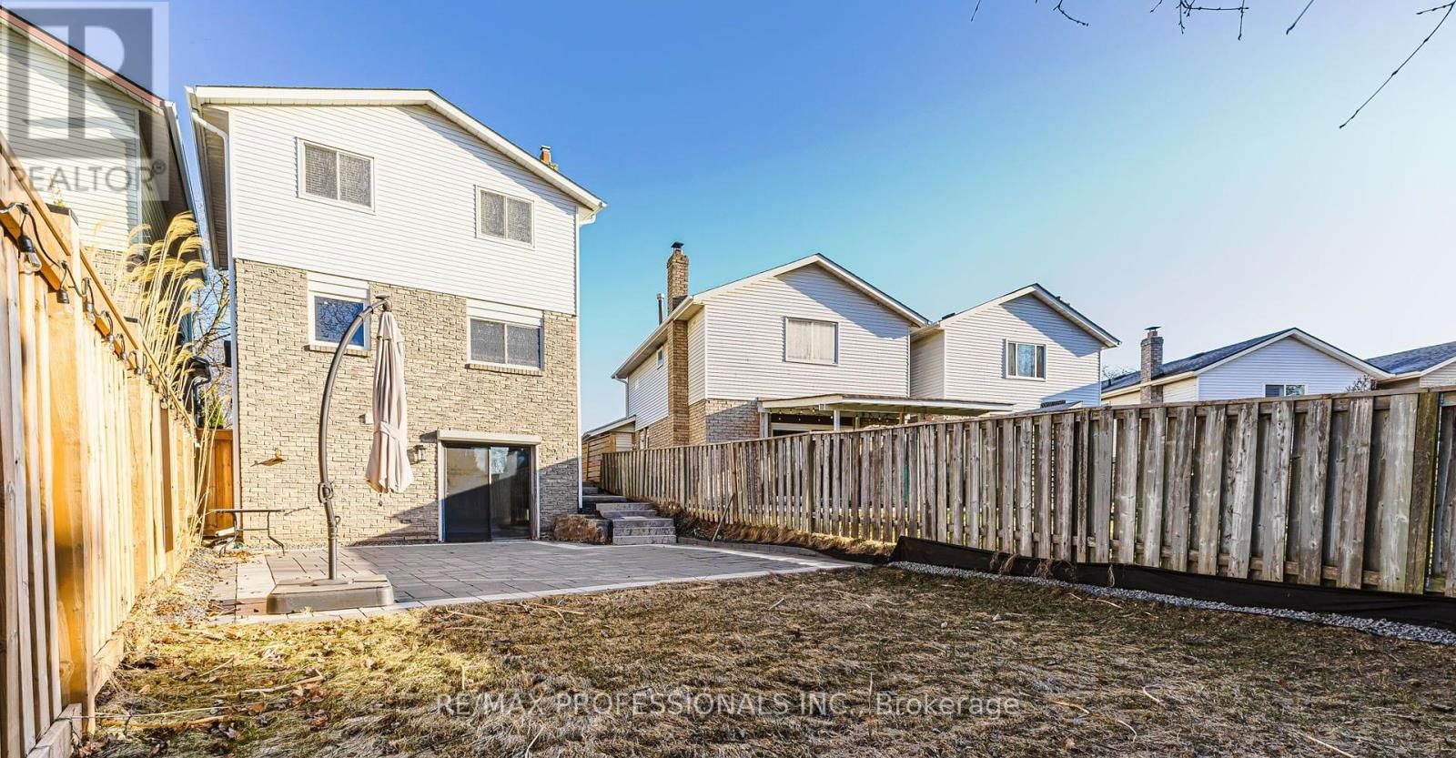 2416 MALCOLM CRESCENT Image 30