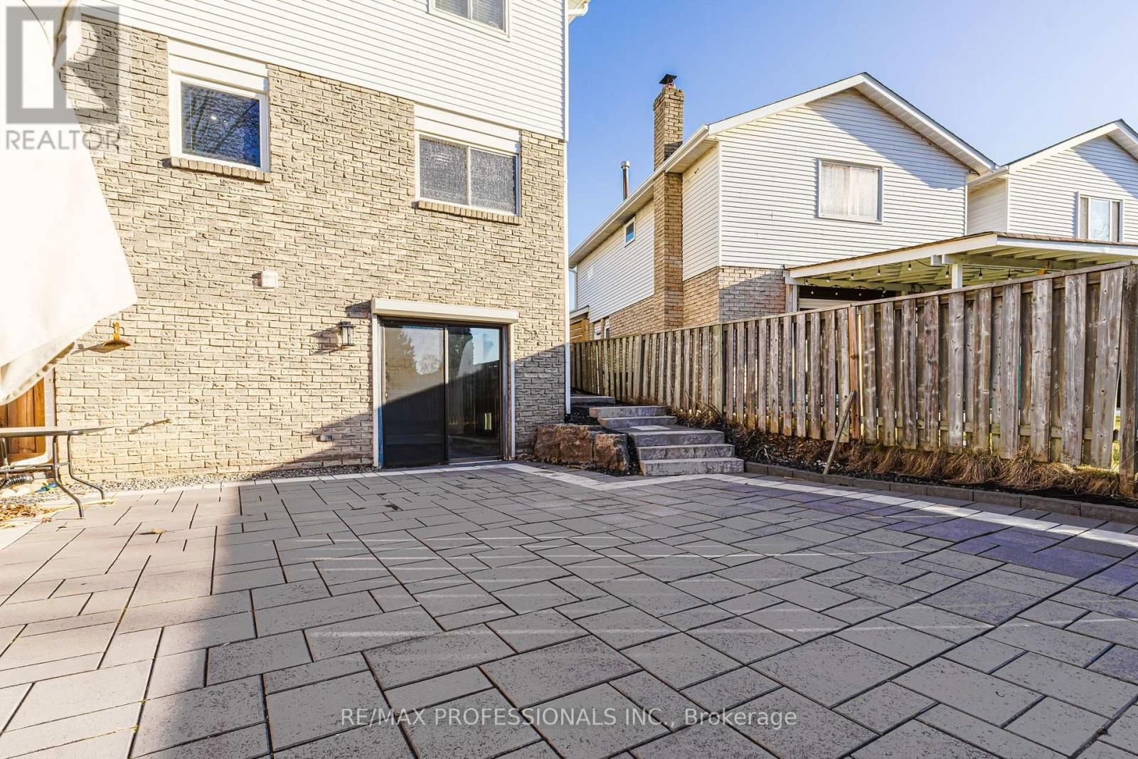2416 MALCOLM CRESCENT Image 32