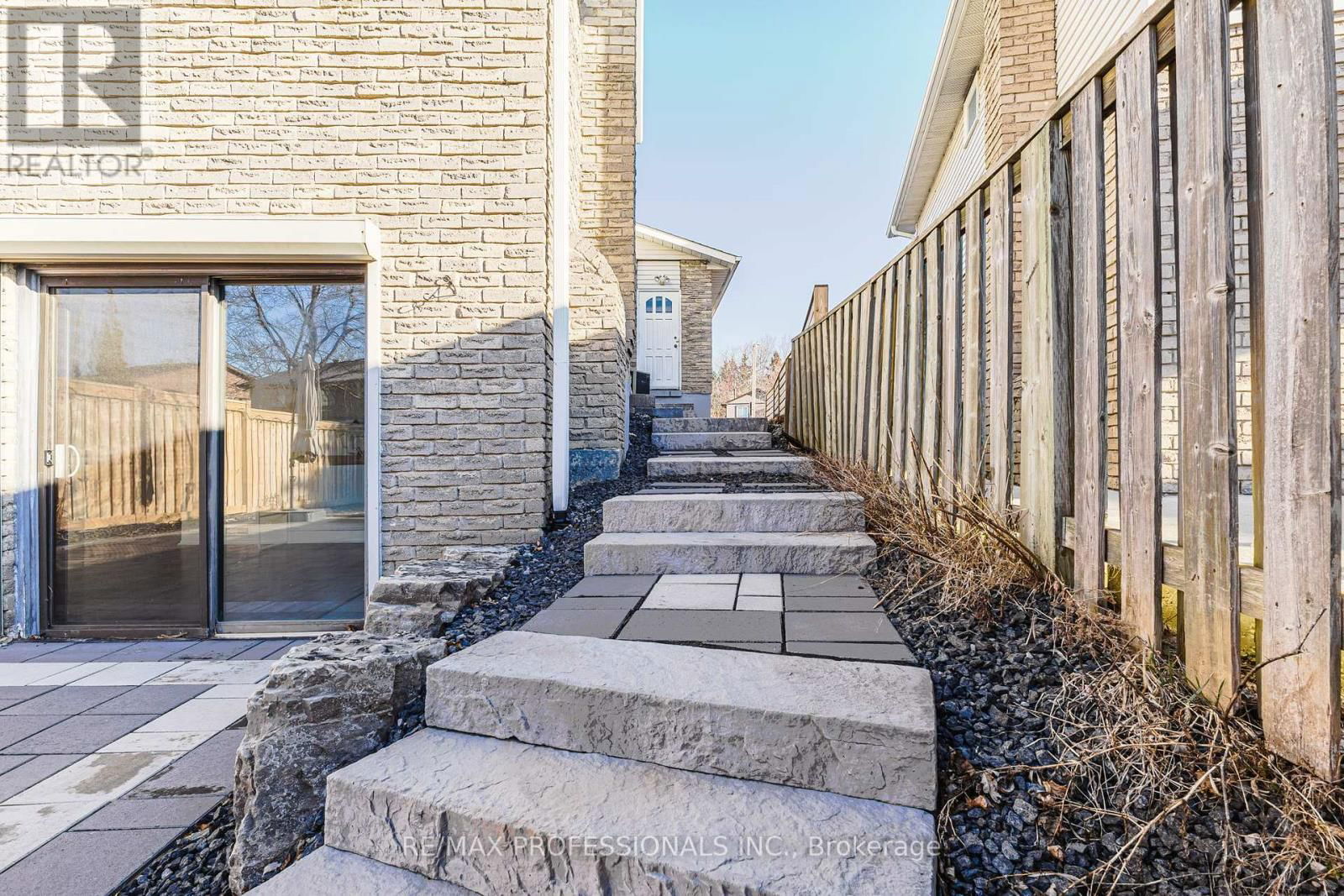 2416 MALCOLM CRESCENT Image 33