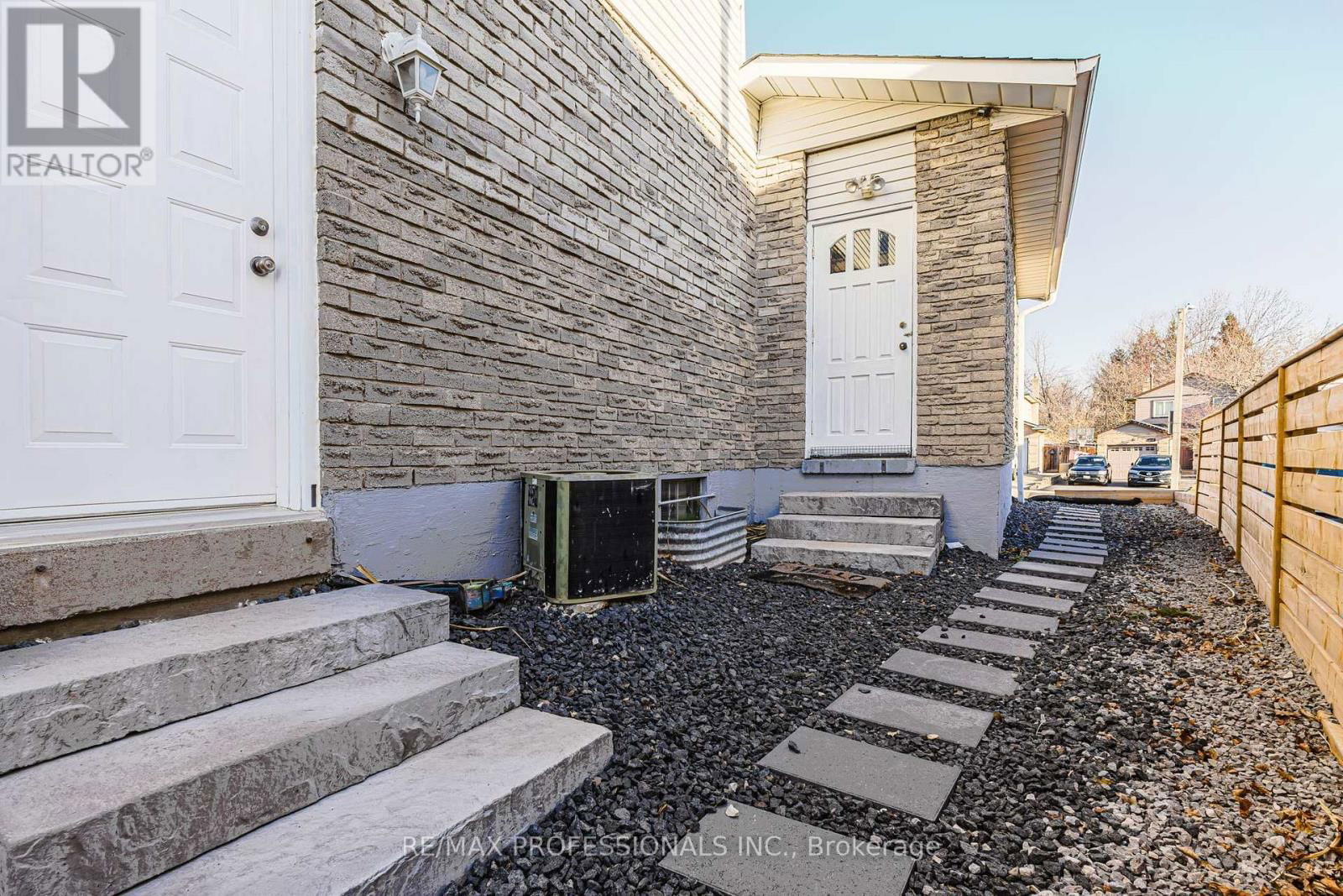 2416 MALCOLM CRESCENT Image 34