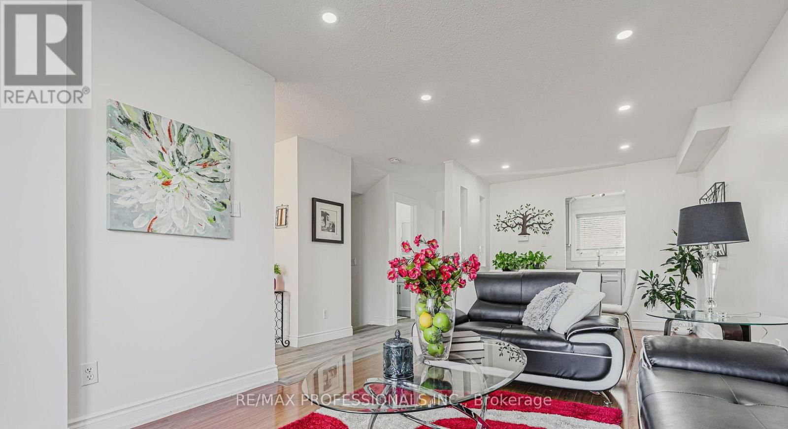 2416 MALCOLM CRESCENT Image 4