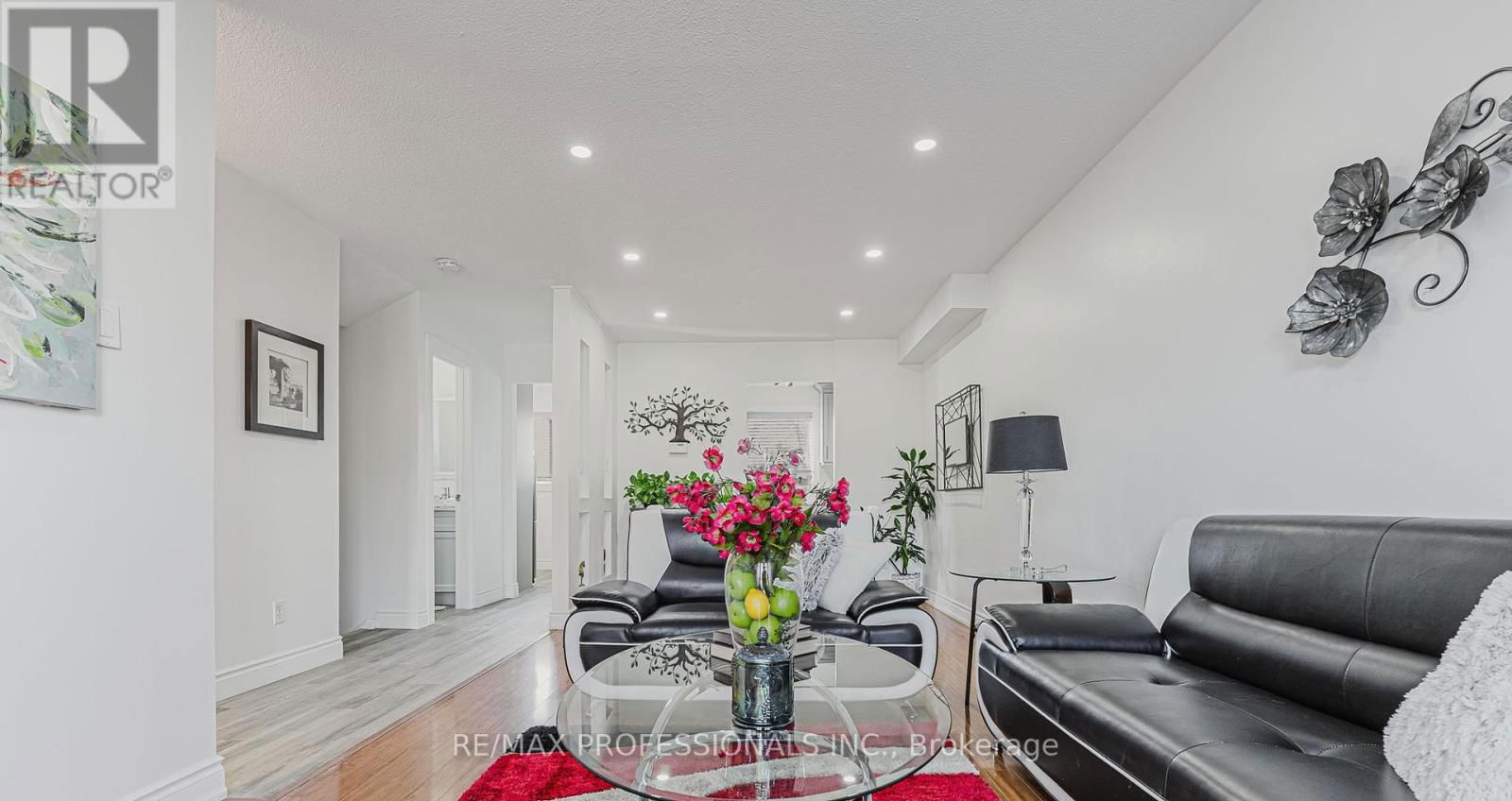 2416 MALCOLM CRESCENT Image 5