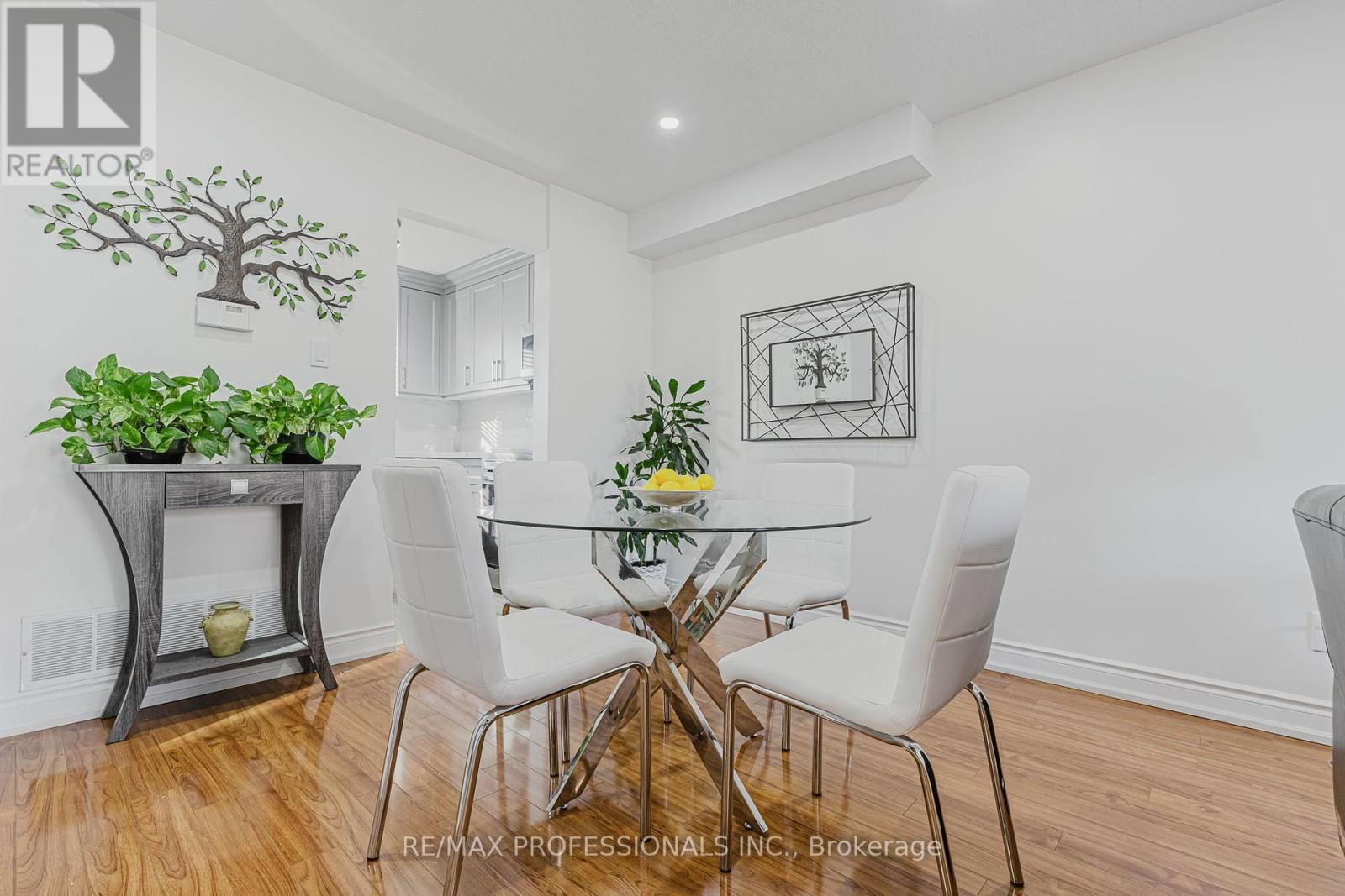 2416 MALCOLM CRESCENT Image 6