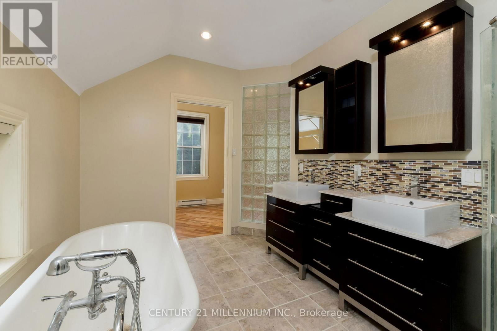 815 FORKS OF THE CREDIT ROAD Image 21