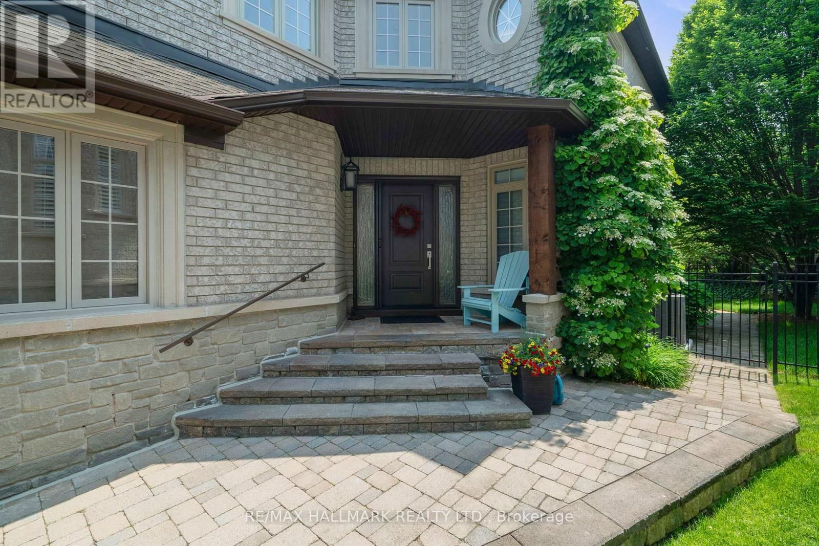 2092 PINEVALLEY CRESCENT Image 1