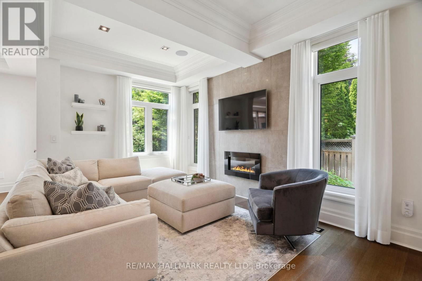 2092 PINEVALLEY CRESCENT Image 2