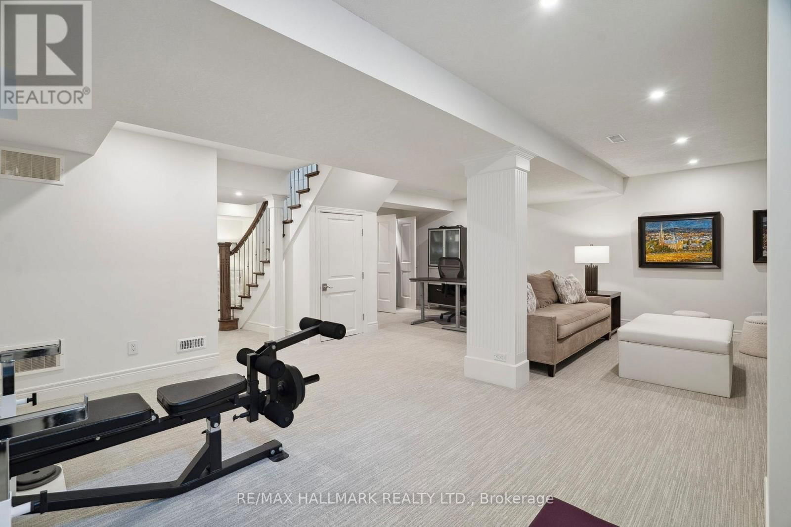 2092 PINEVALLEY CRESCENT Image 29
