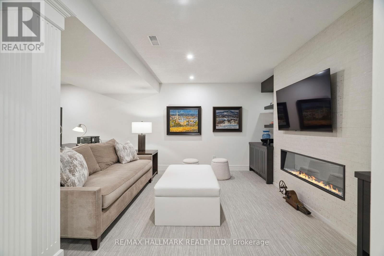 2092 PINEVALLEY CRESCENT Image 30
