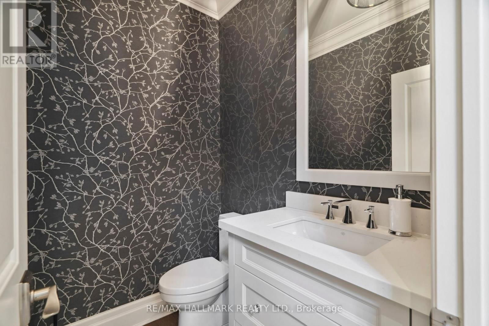 2092 PINEVALLEY CRESCENT Image 33