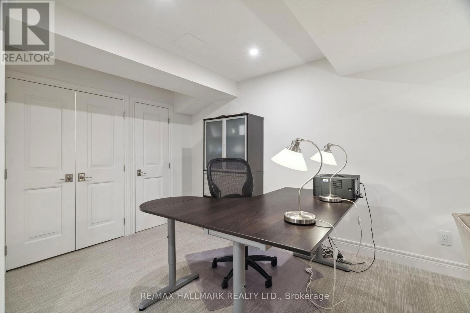 2092 PINEVALLEY CRESCENT Image 34