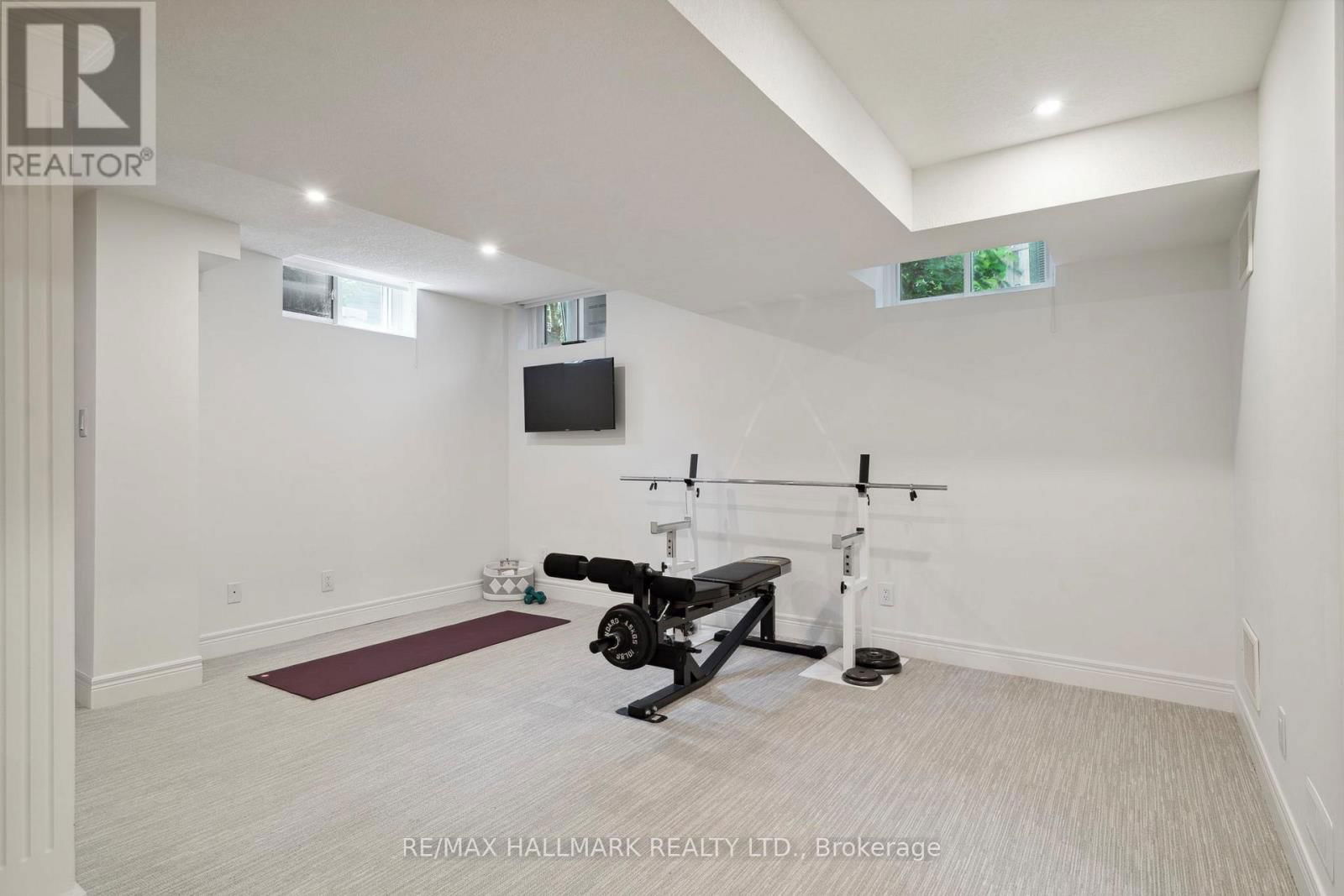 2092 PINEVALLEY CRESCENT Image 35