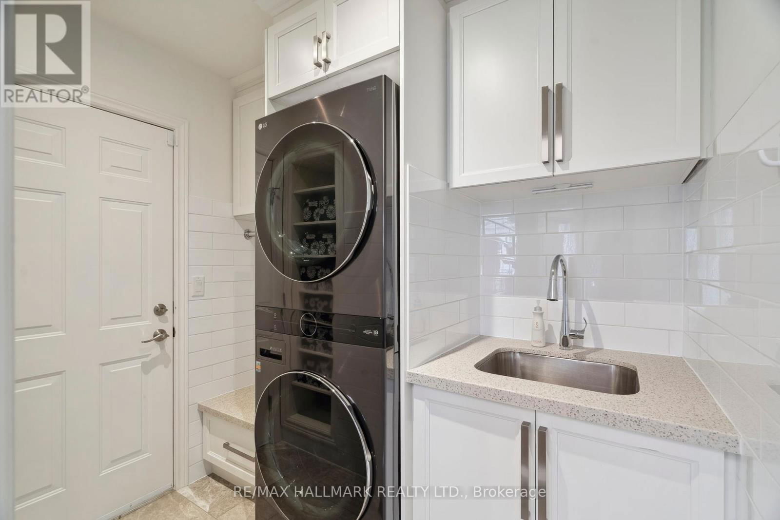 2092 PINEVALLEY CRESCENT Image 37