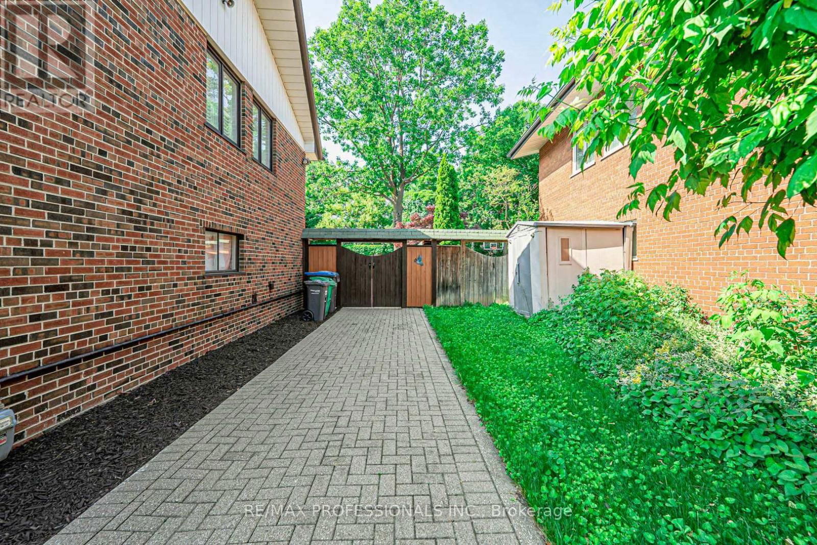 1746 LINCOLNSHIRE BOULEVARD Image 11