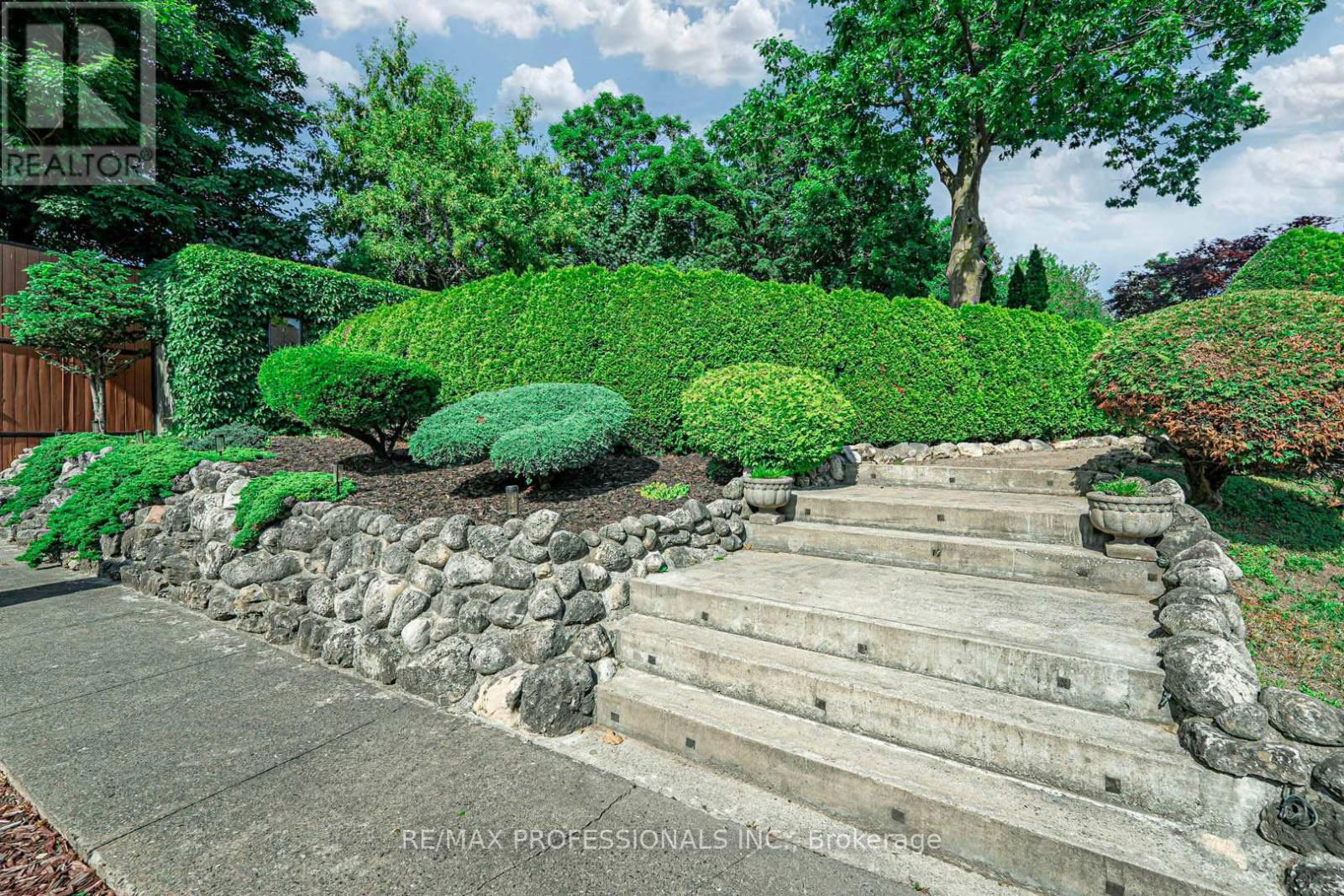 1746 LINCOLNSHIRE BOULEVARD Image 15