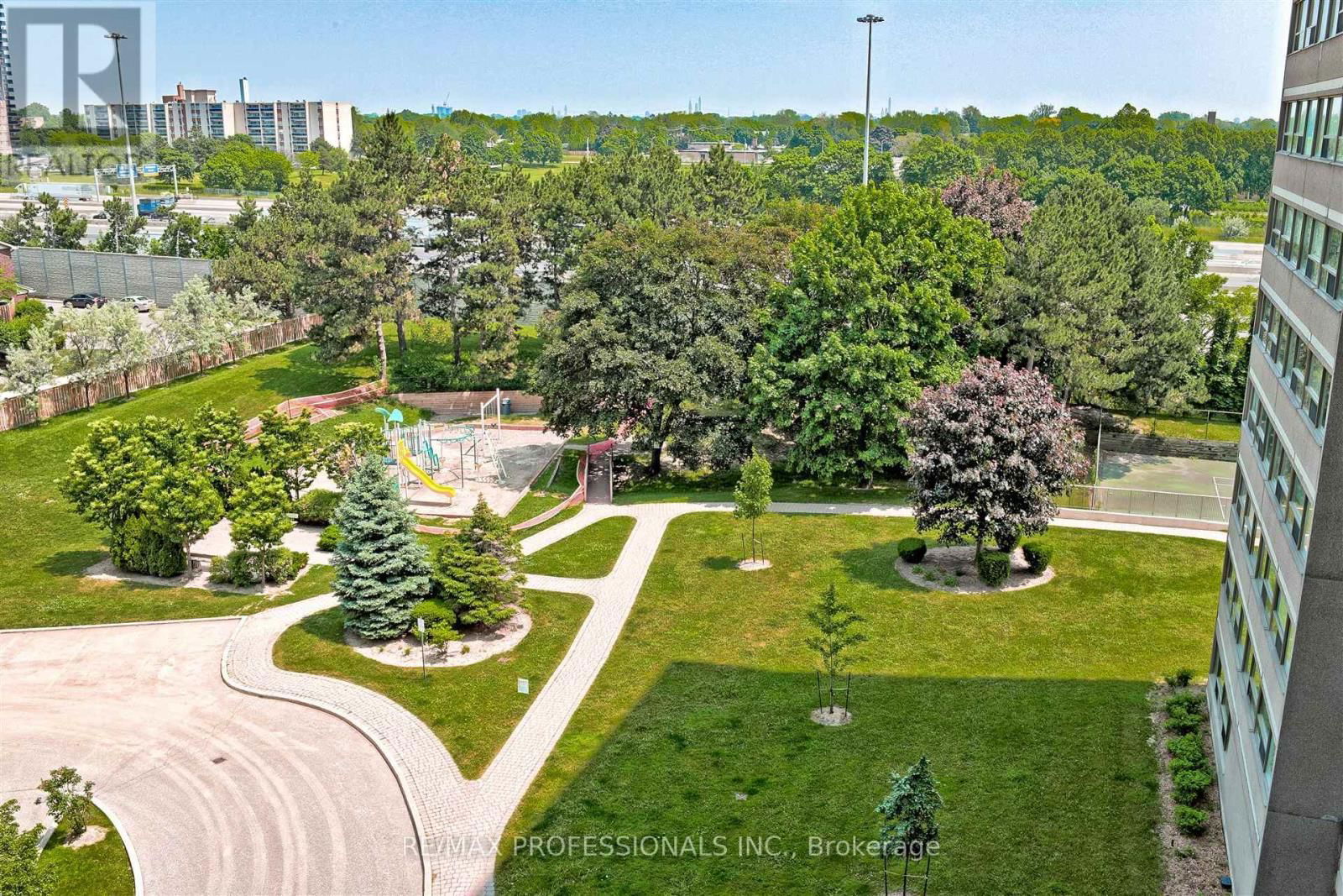 712 - 475 THE WEST MALL Image 37