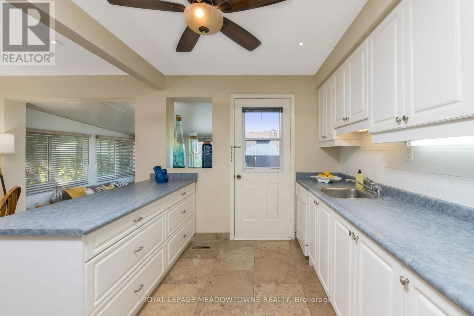 30 LESBURY AVENUE Image 10