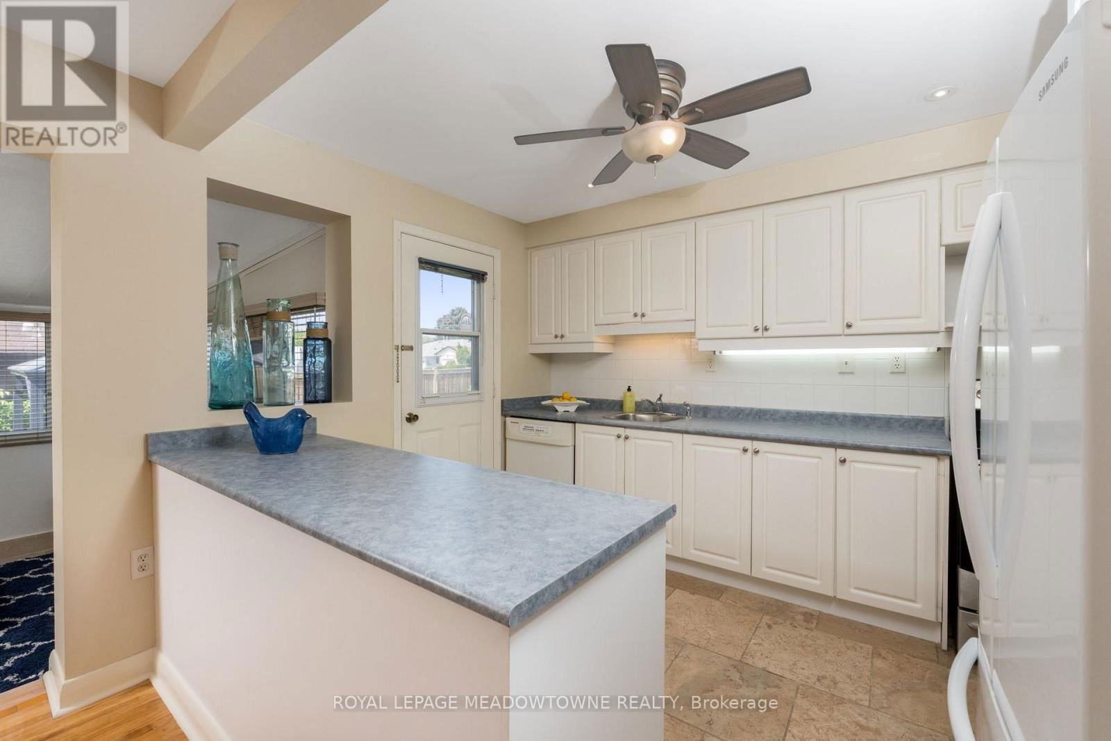 30 LESBURY AVENUE Image 11