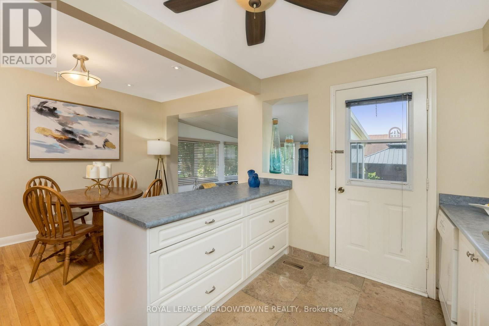 30 LESBURY AVENUE Image 13