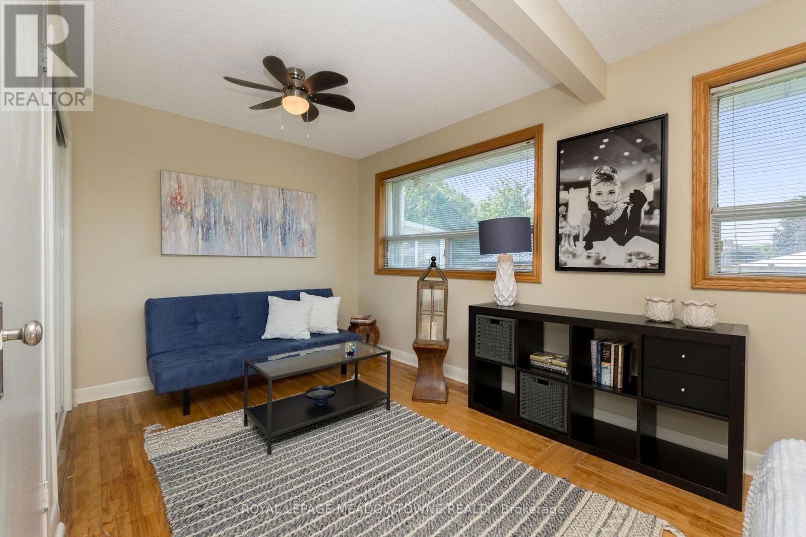 30 LESBURY AVENUE Image 19
