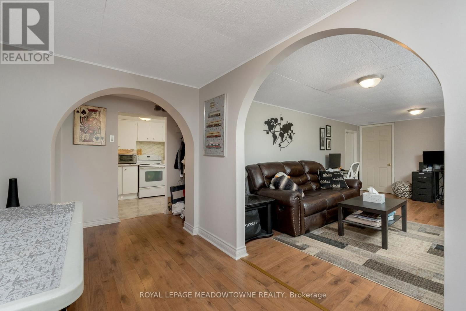 30 LESBURY AVENUE Image 24