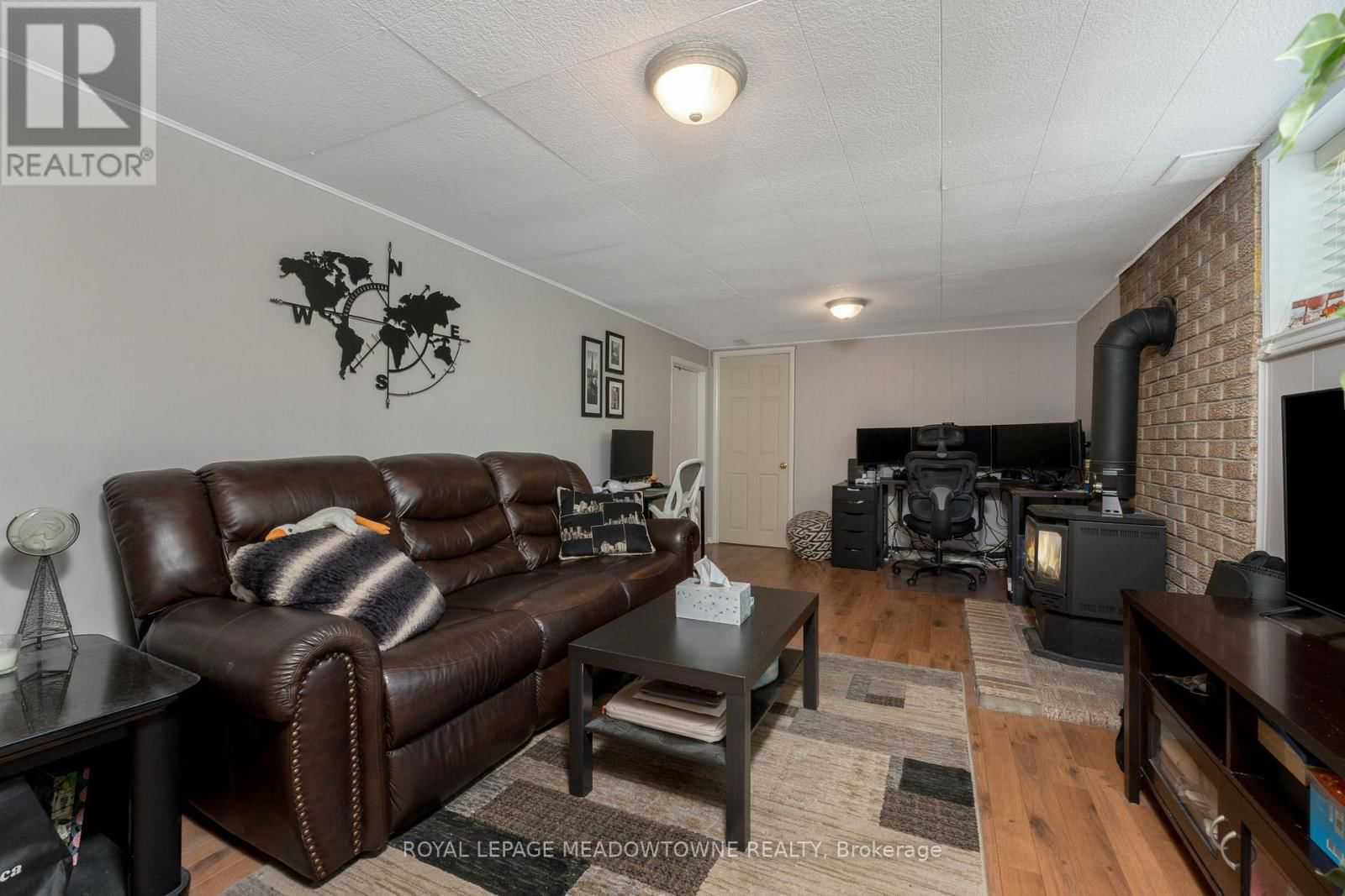 30 LESBURY AVENUE Image 25