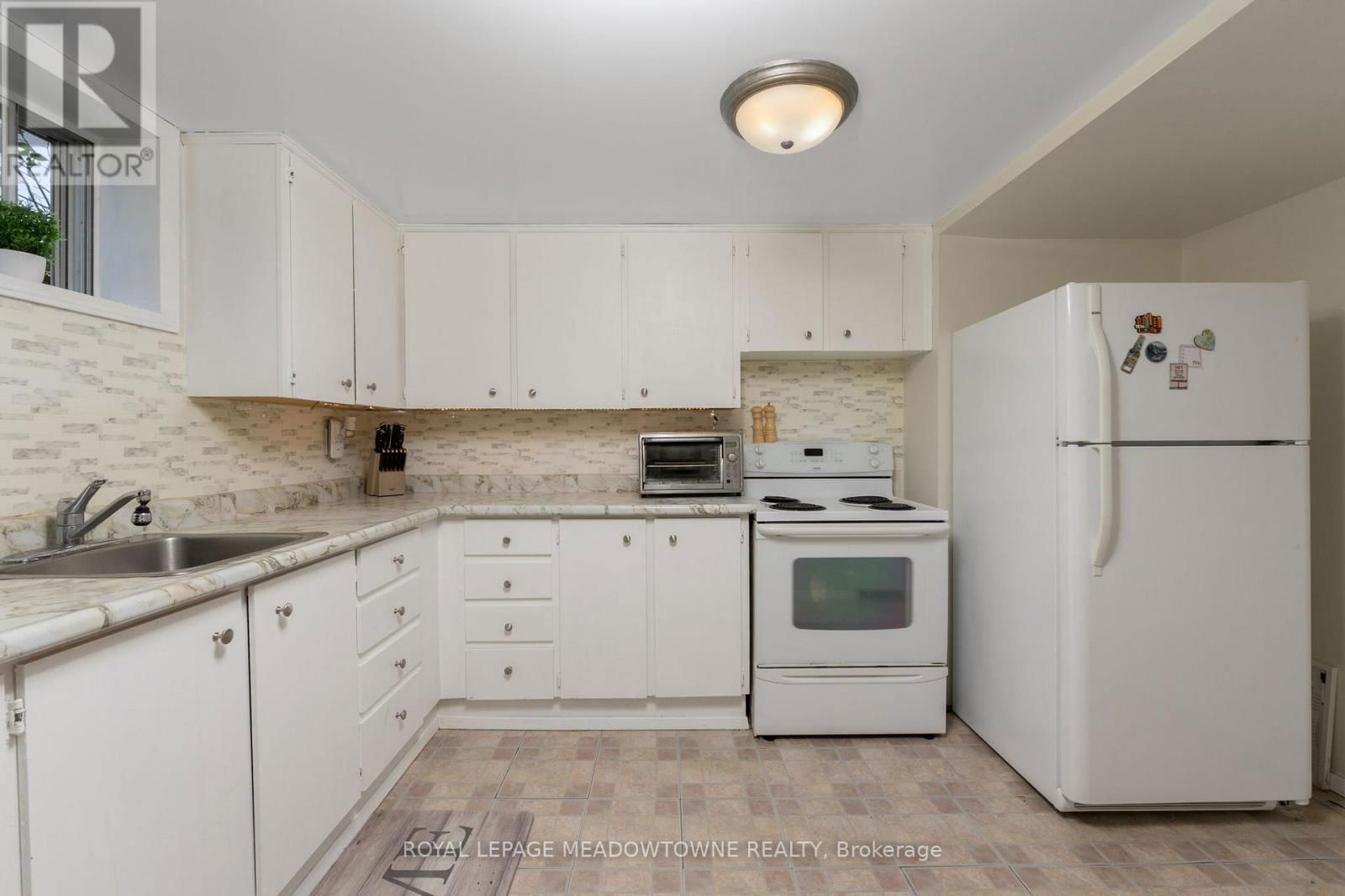 30 LESBURY AVENUE Image 28