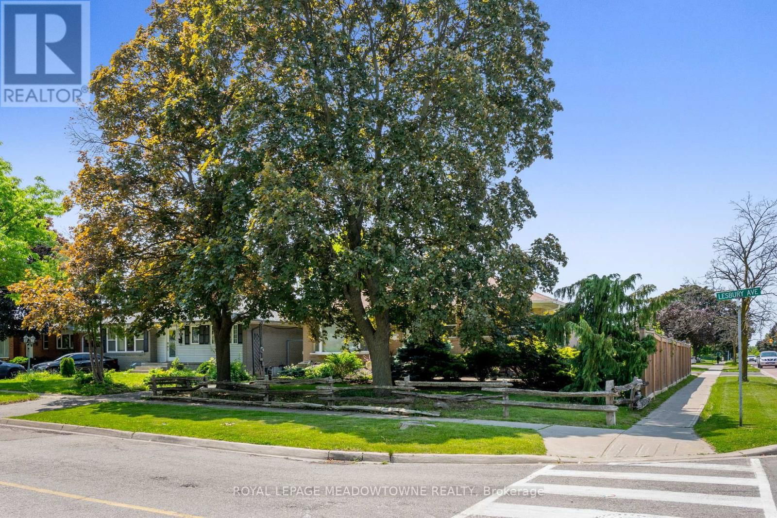 30 LESBURY AVENUE Image 34
