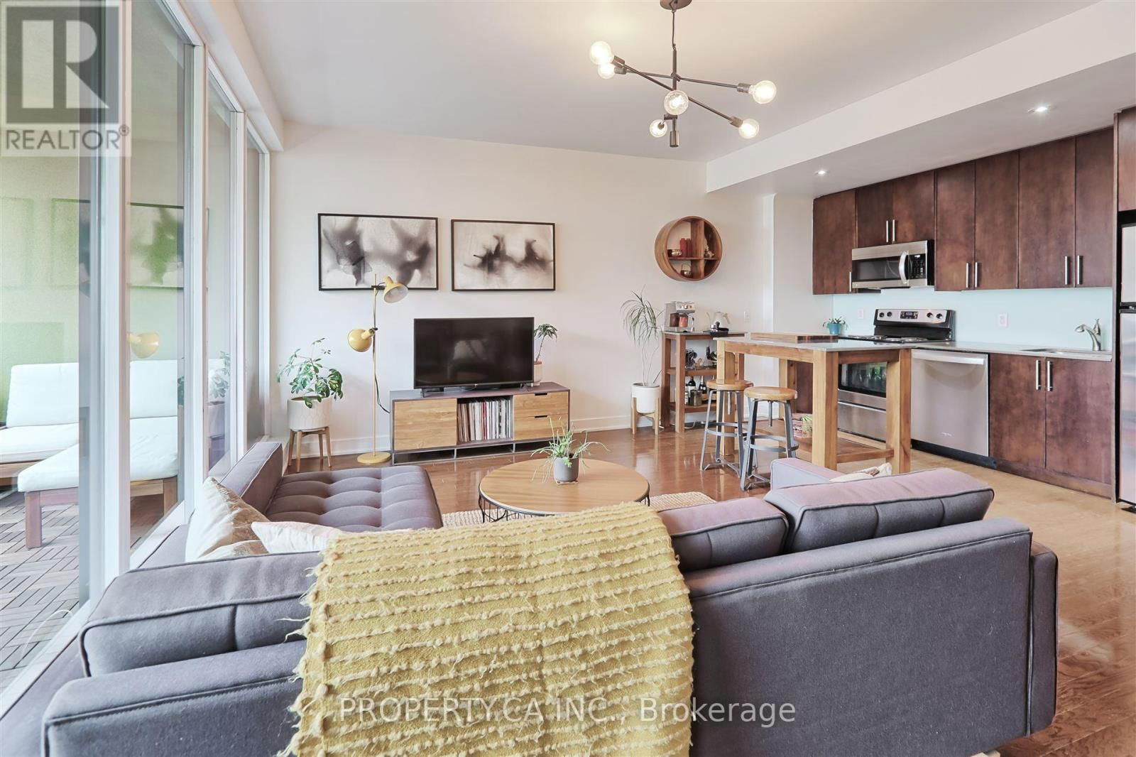 303 - 25 RITCHIE AVENUE Image 4