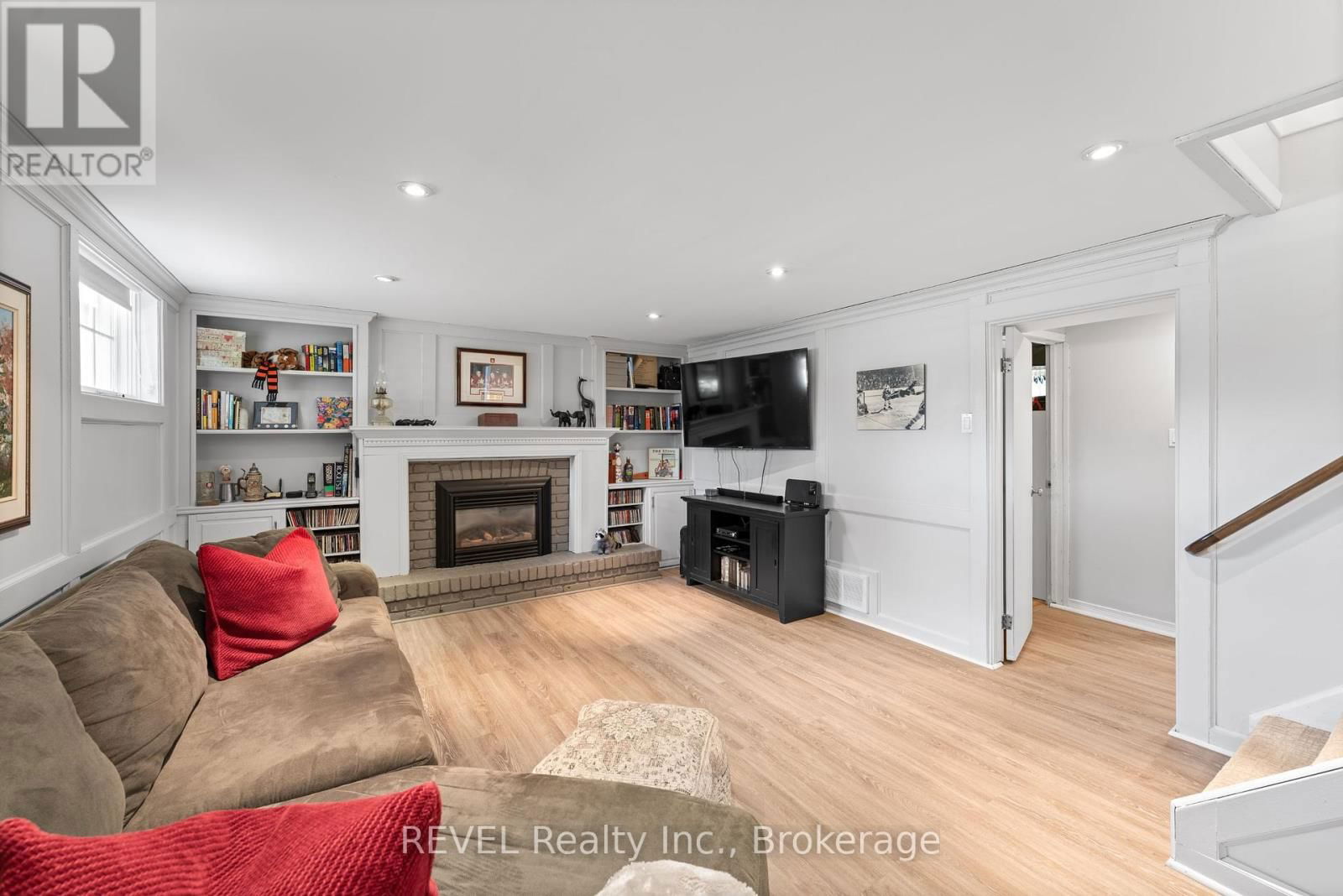 637 THORNWOOD AVENUE Image 24