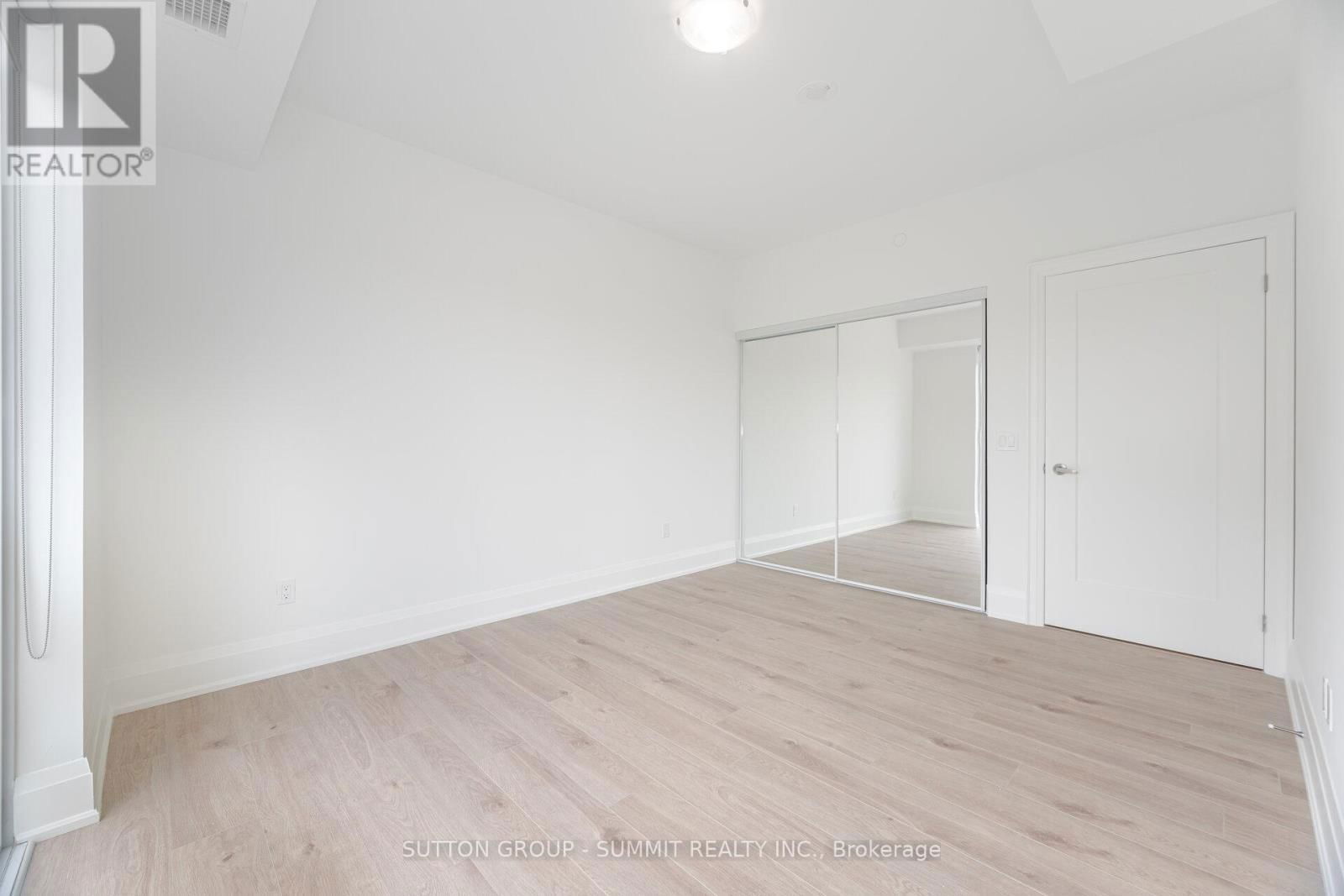 702 - 1035 SOUTHDOWN ROAD Image 32