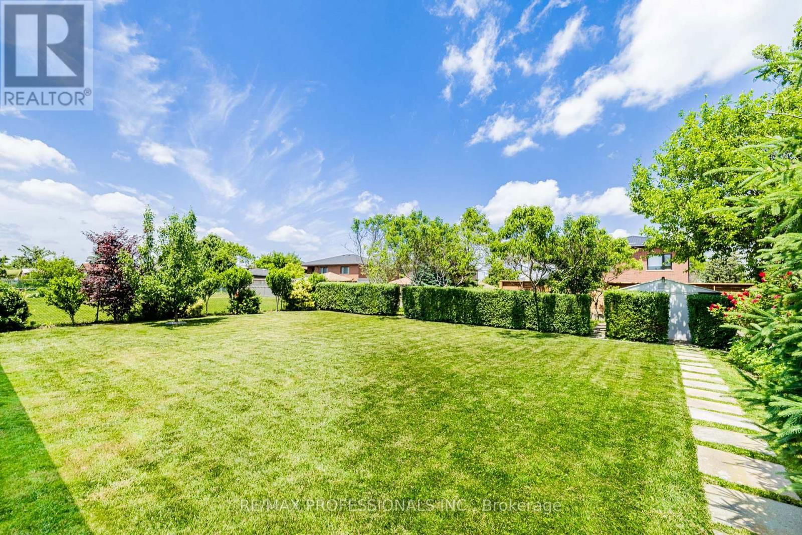 182 GRACEFIELD AVENUE Image 33