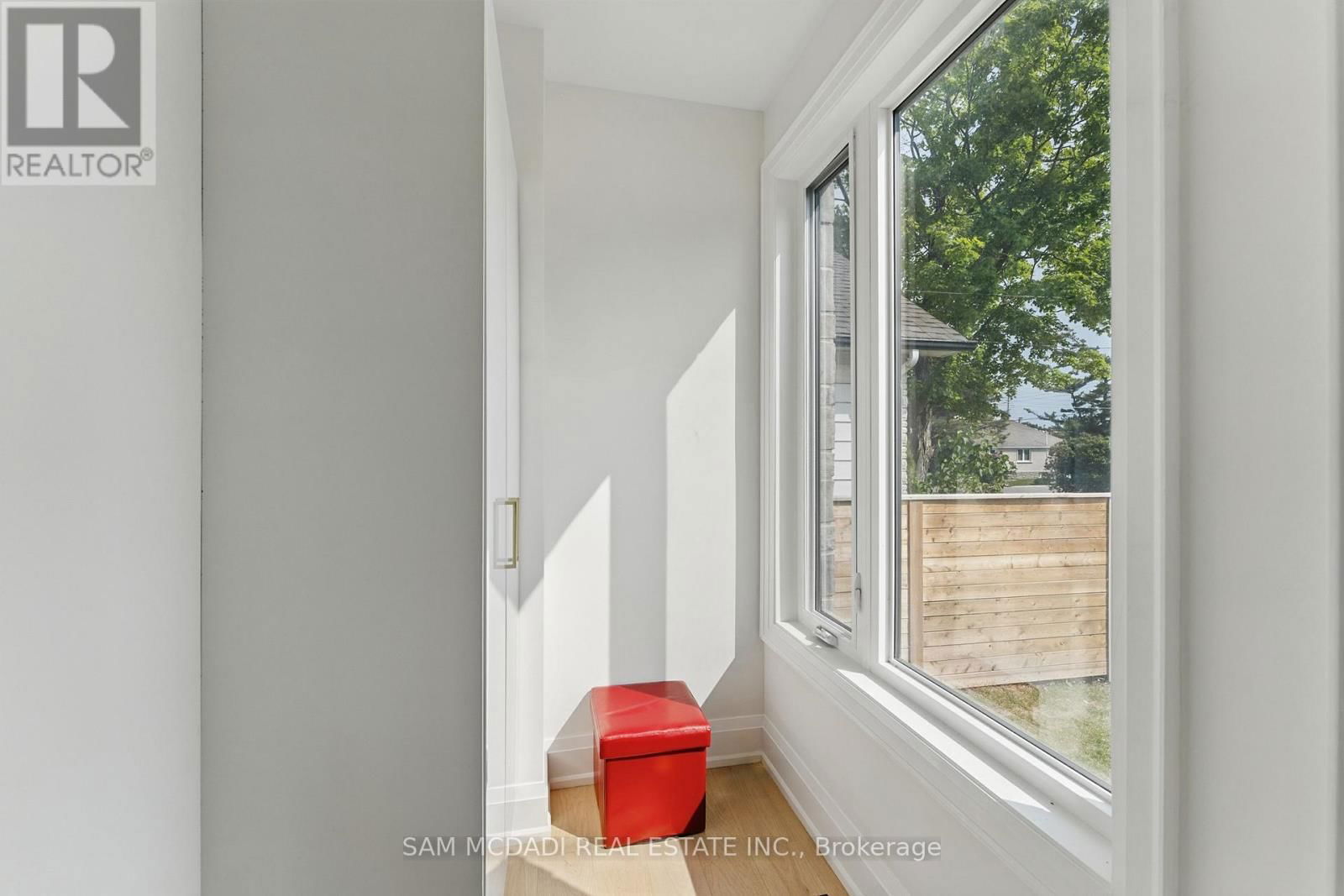 1037 MEREDITH AVENUE Image 4