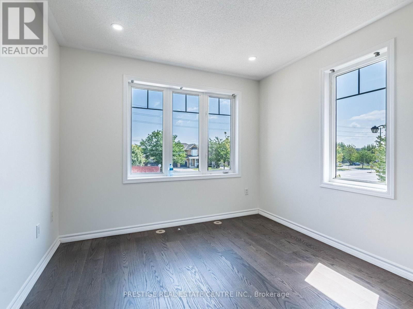 656 THOMPSON ROAD SOUTH Image 18