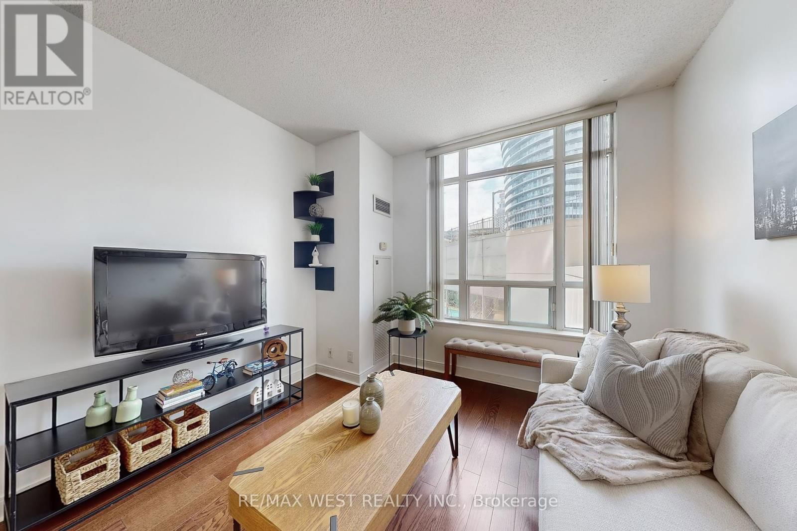 206 - 80 ABSOLUTE AVENUE Image 10