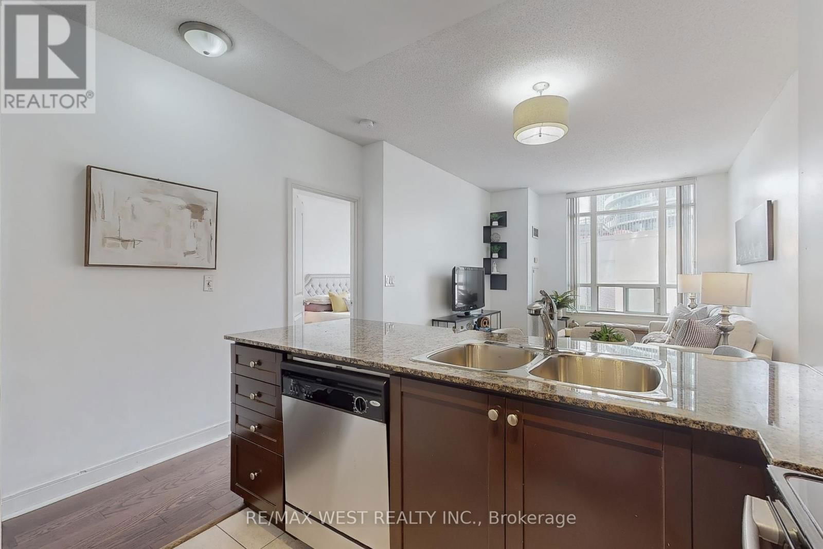 206 - 80 ABSOLUTE AVENUE Image 5