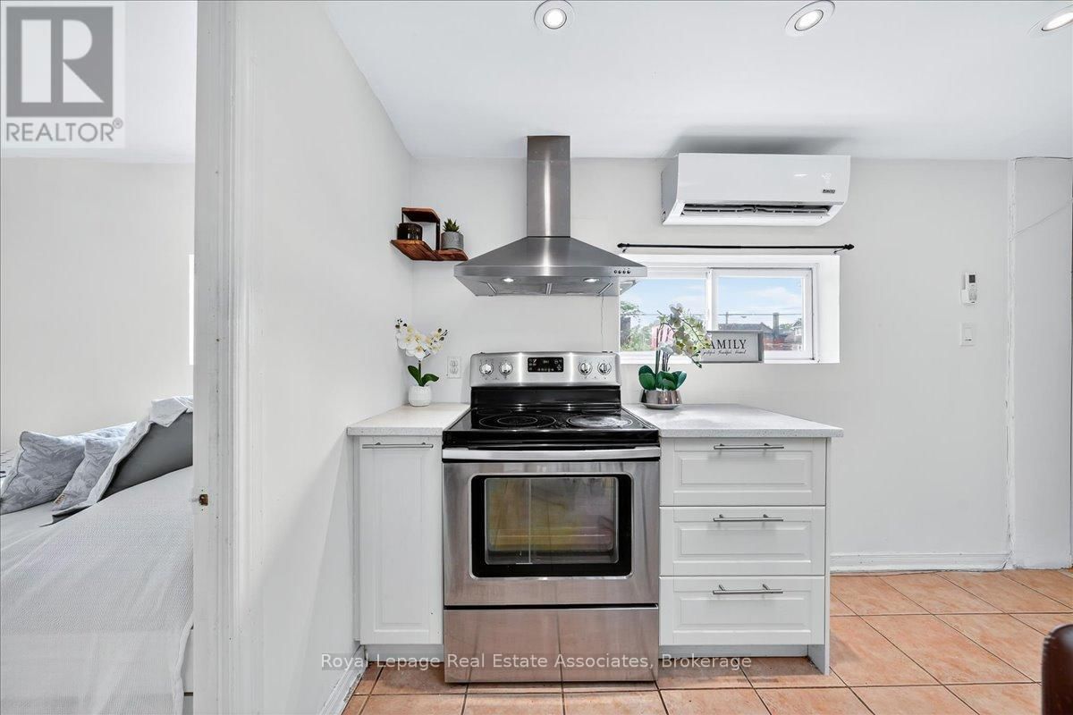 1640 QUEEN STREET WEST Image 20