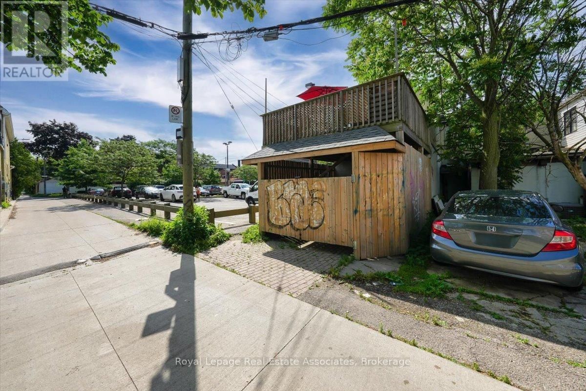 1640 QUEEN STREET WEST Image 27