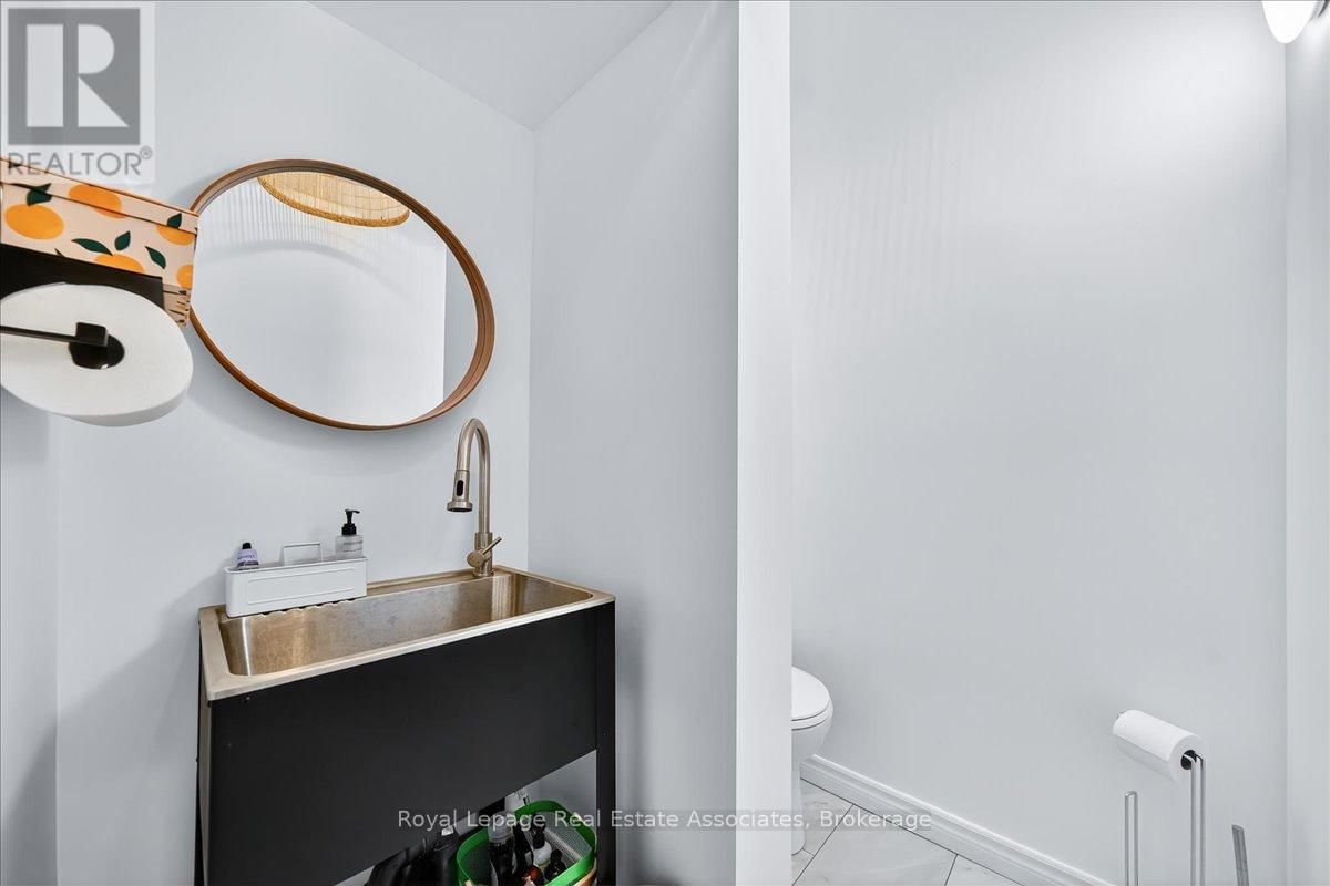1640 QUEEN STREET WEST Image 7