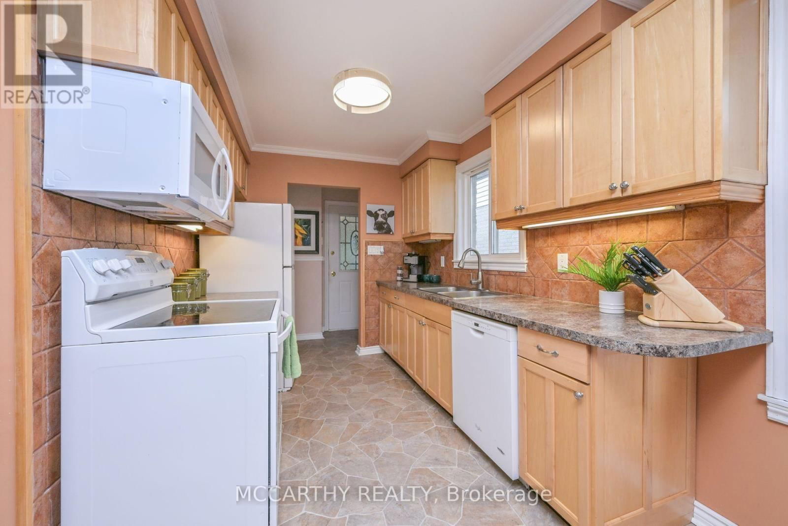 15 ANDREW AVENUE Image 6