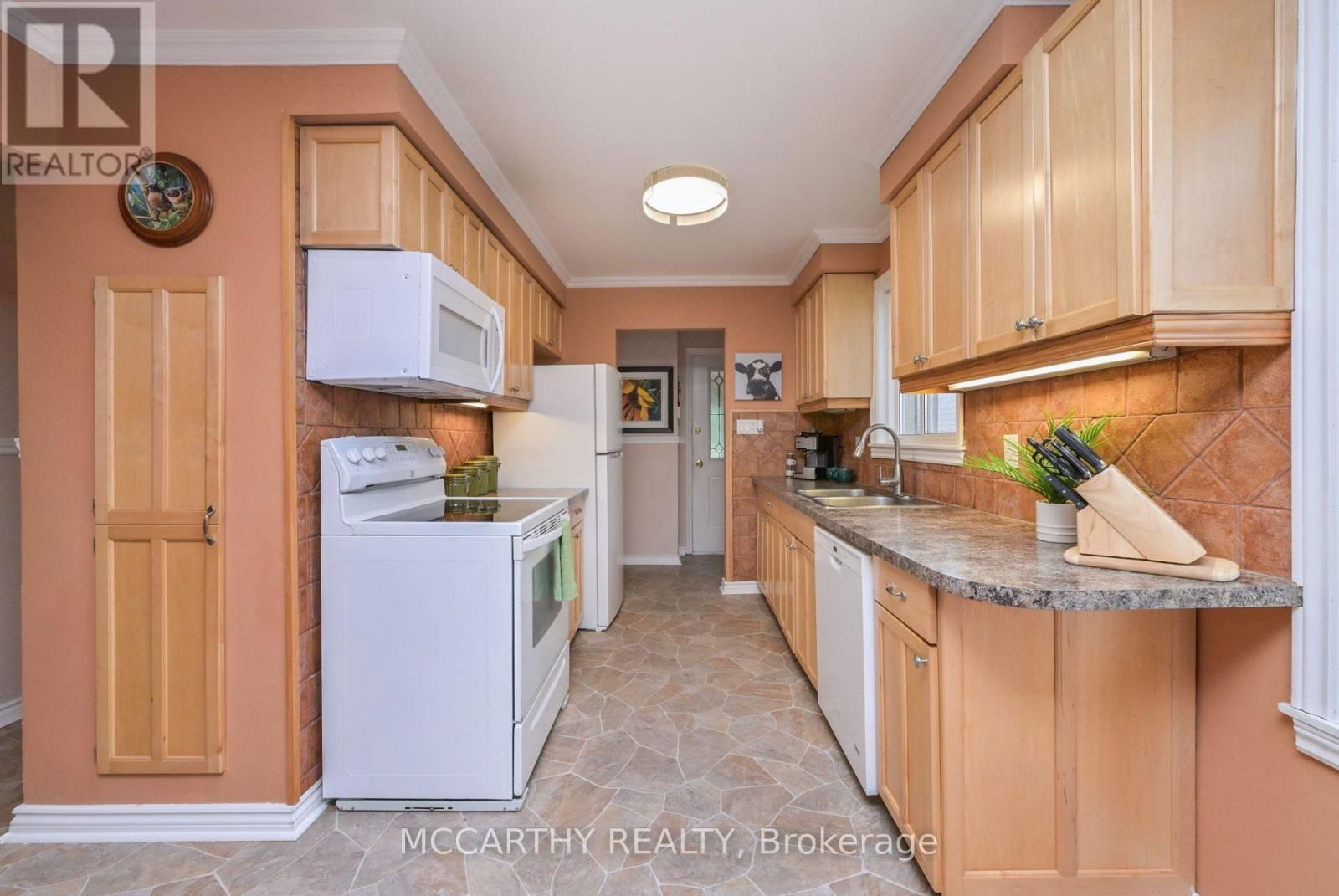15 ANDREW AVENUE Image 7