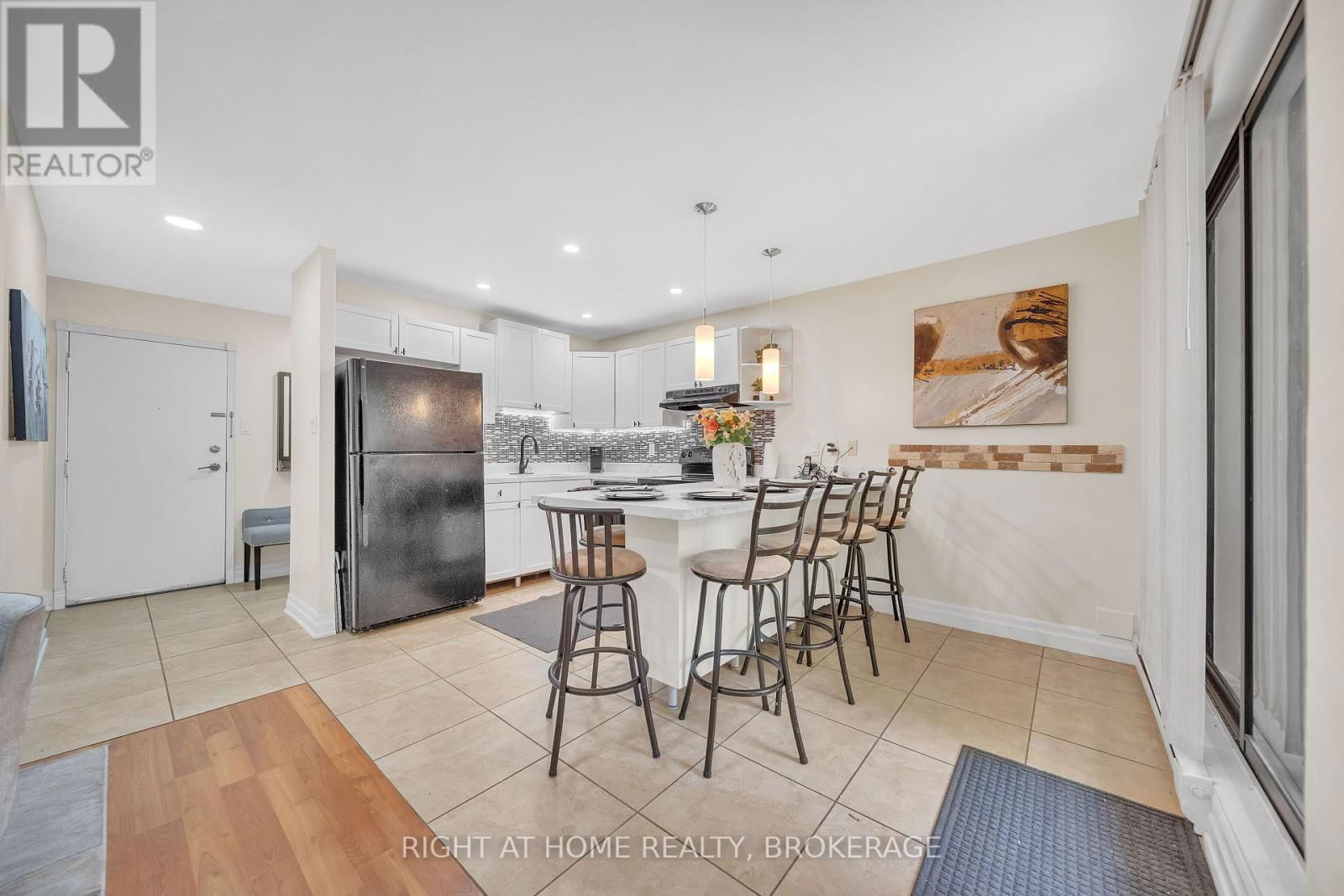 132 - 1058 FALGARWOOD DRIVE Image 11