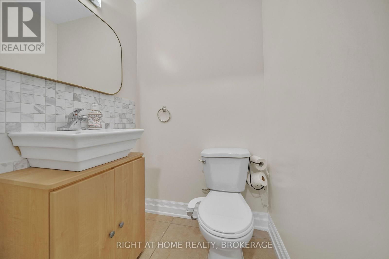 132 - 1058 FALGARWOOD DRIVE Image 12