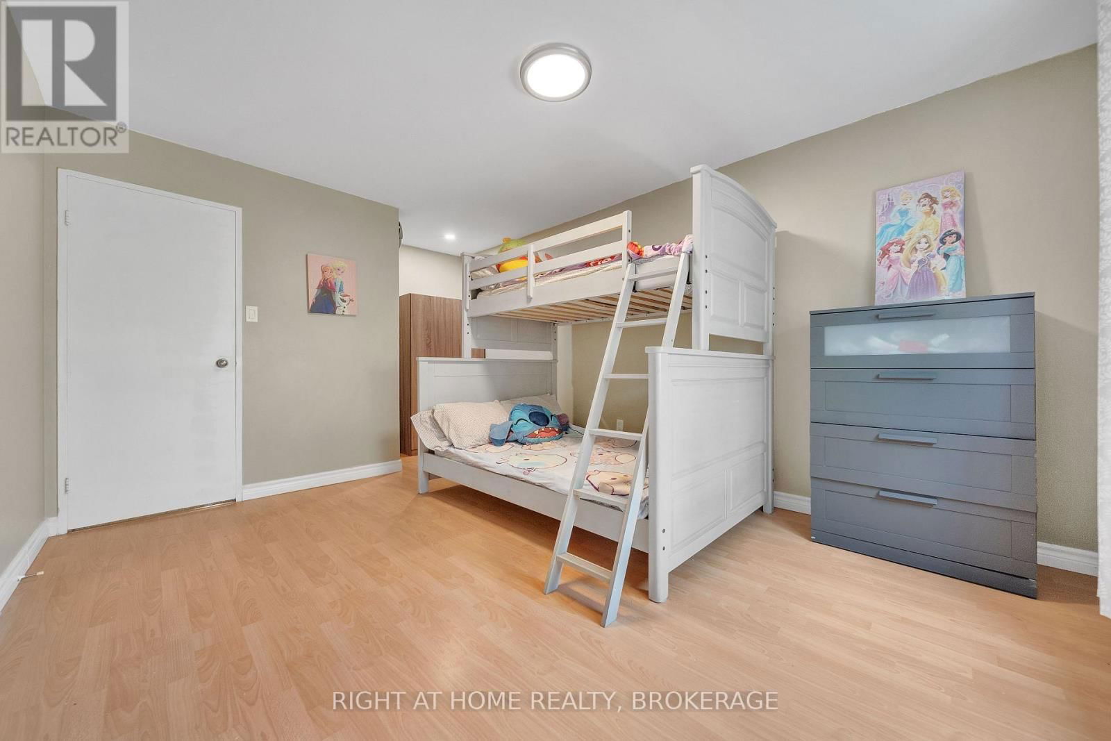 132 - 1058 FALGARWOOD DRIVE Image 14