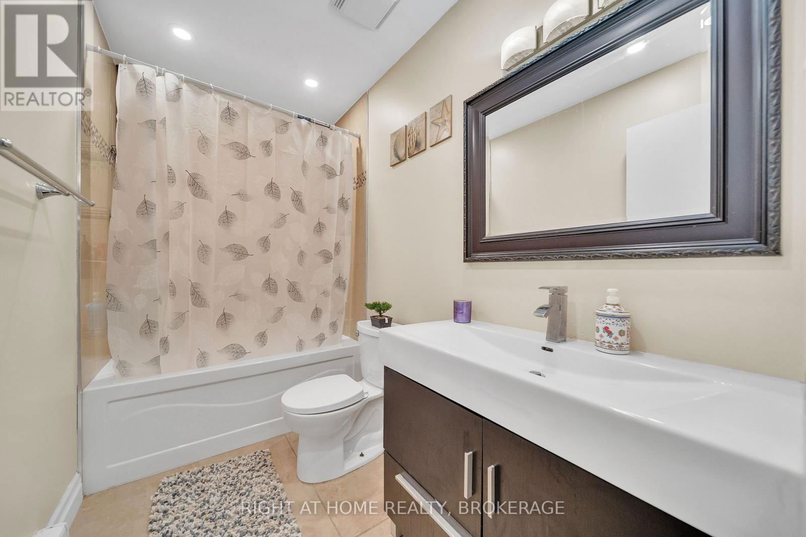 132 - 1058 FALGARWOOD DRIVE Image 21