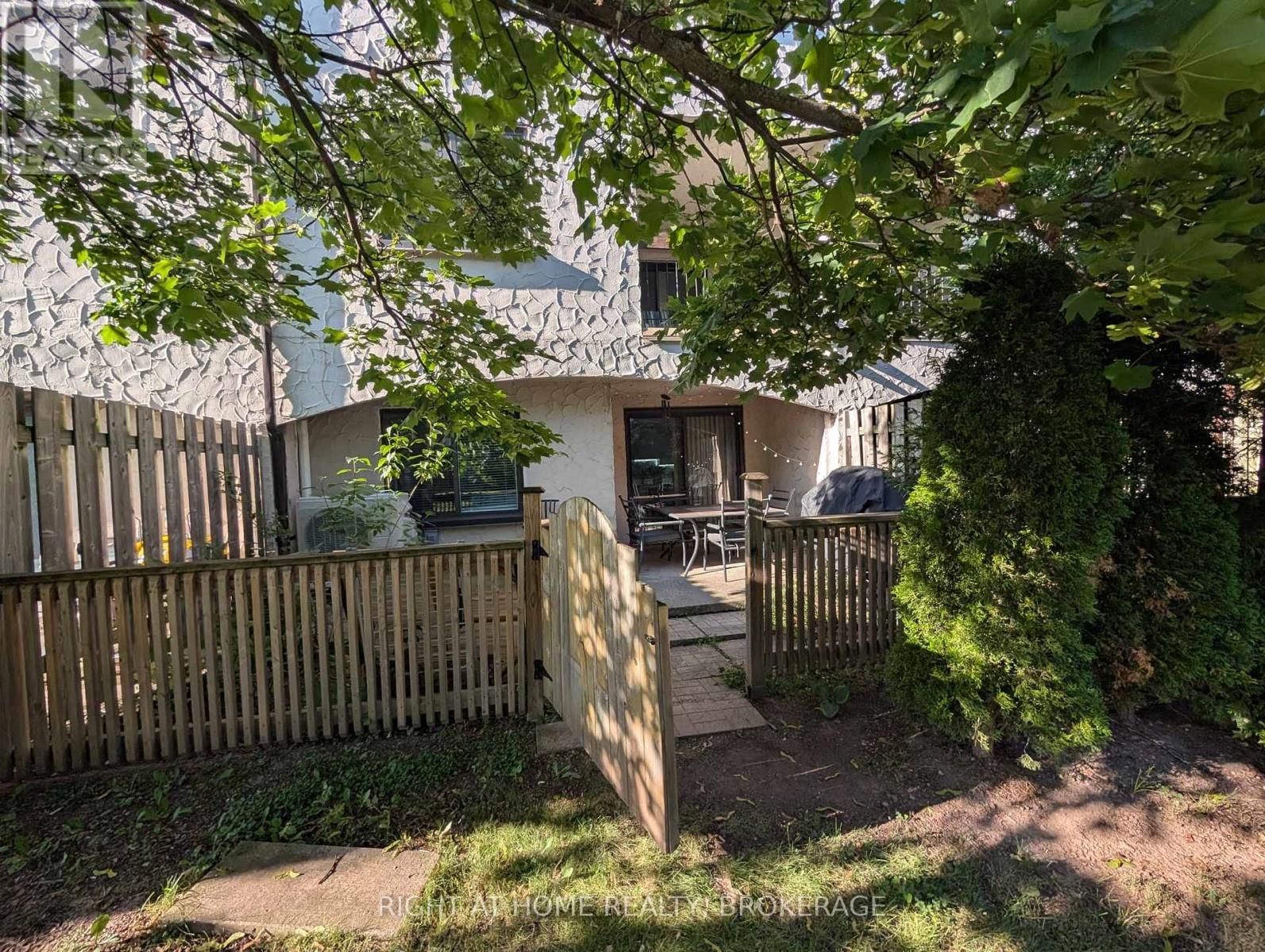 132 - 1058 FALGARWOOD DRIVE Image 22