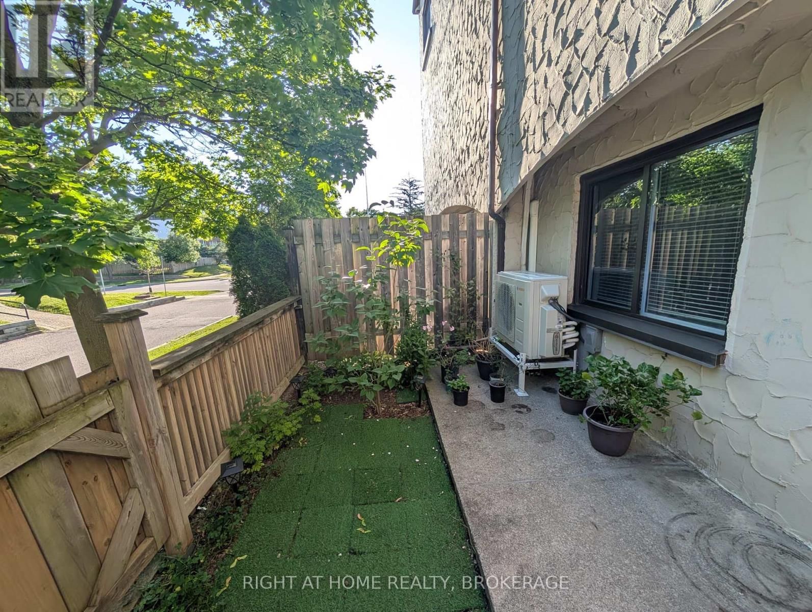 132 - 1058 FALGARWOOD DRIVE Image 23