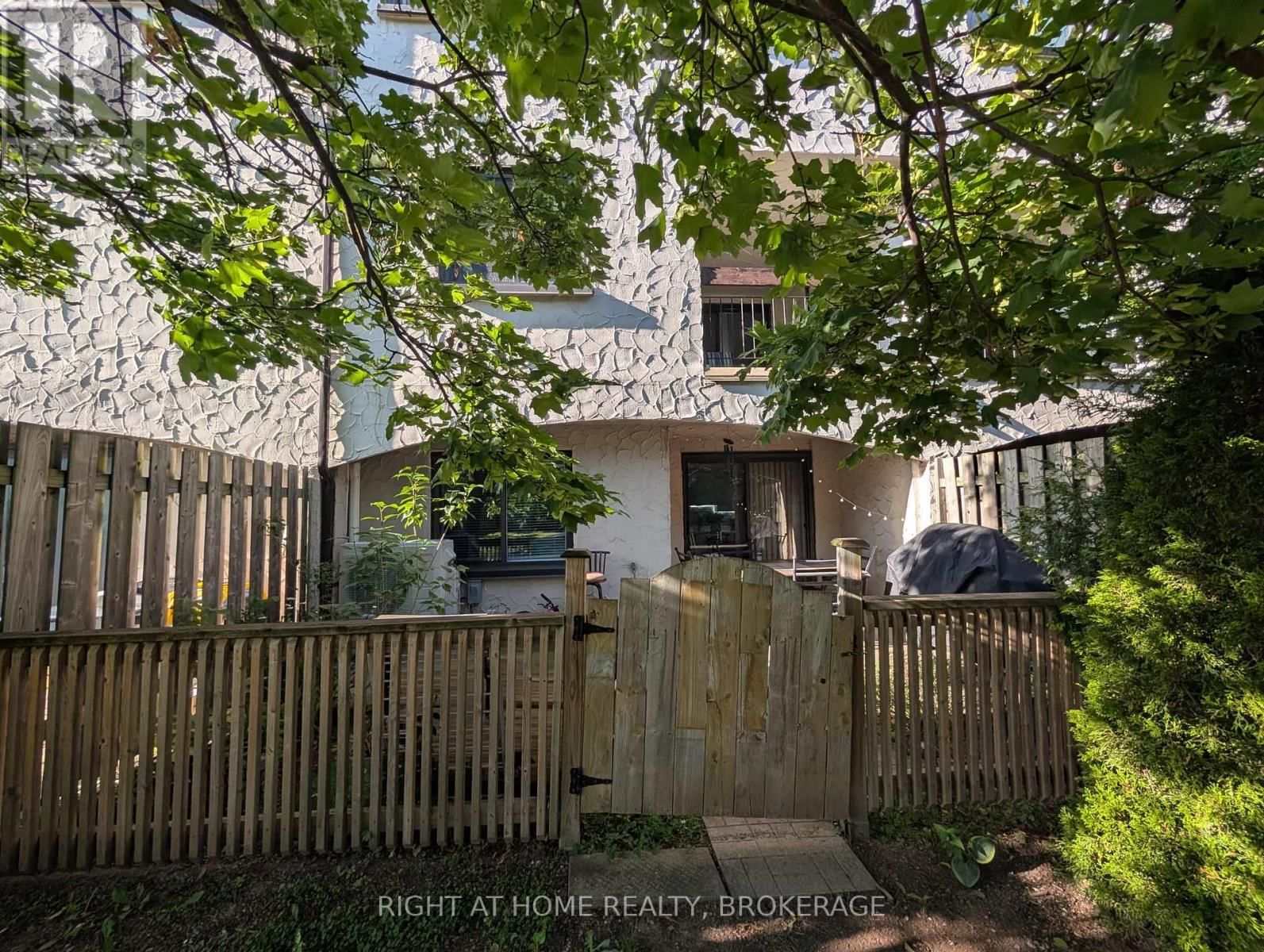132 - 1058 FALGARWOOD DRIVE Image 25