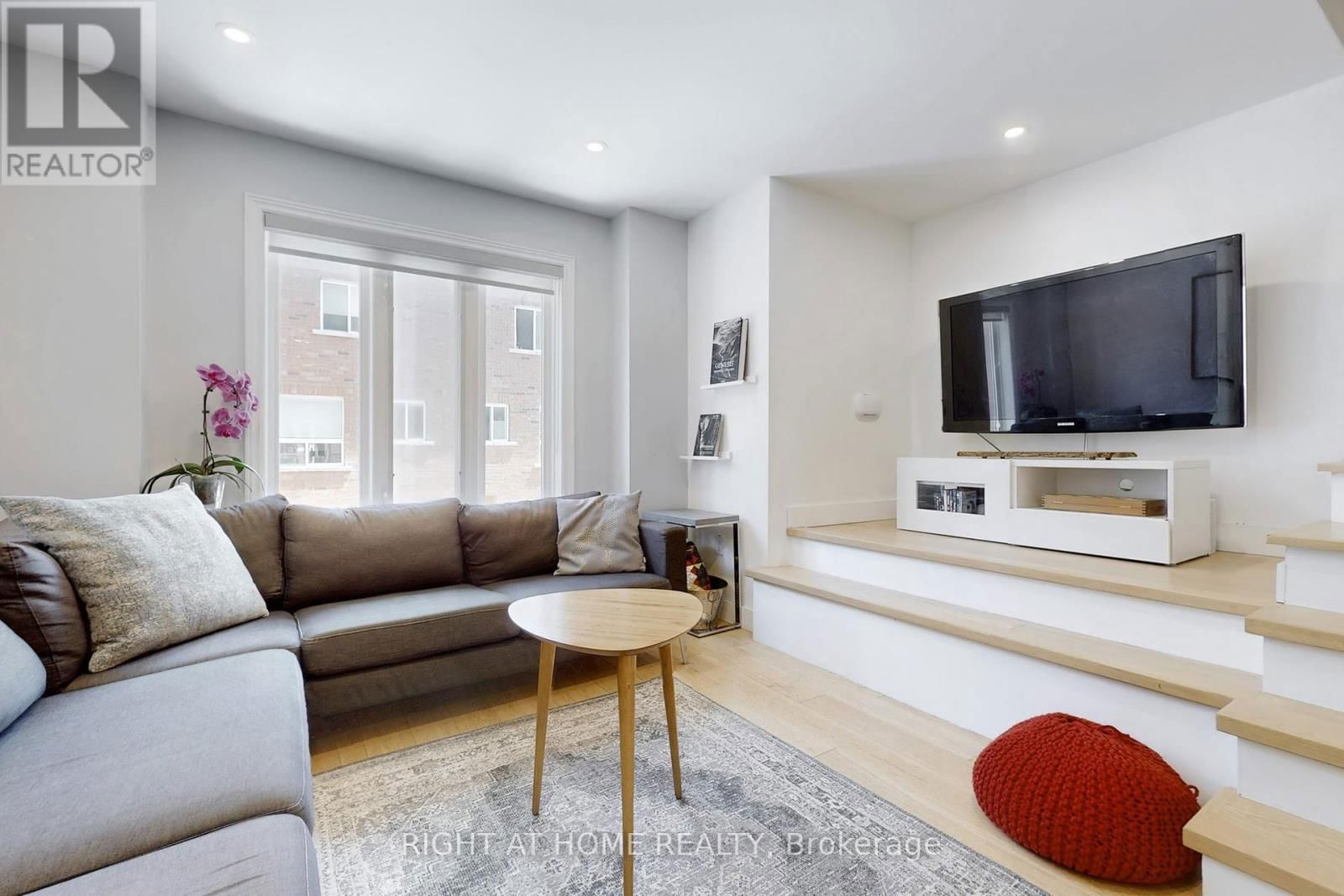6 GROGAN MEWS Image 1